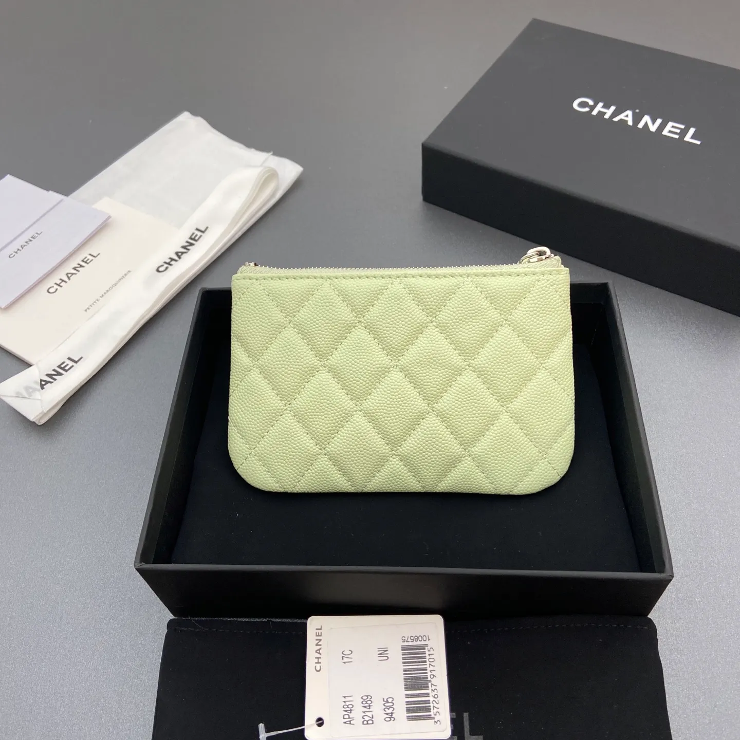 25b new series caviar cowhide with stars ⭐logo shiny blingblibg~coin purse series Item number: A 4811 Price: 320 Size: w15×8.5cm Color: light green fine ball pattern silver star hardware