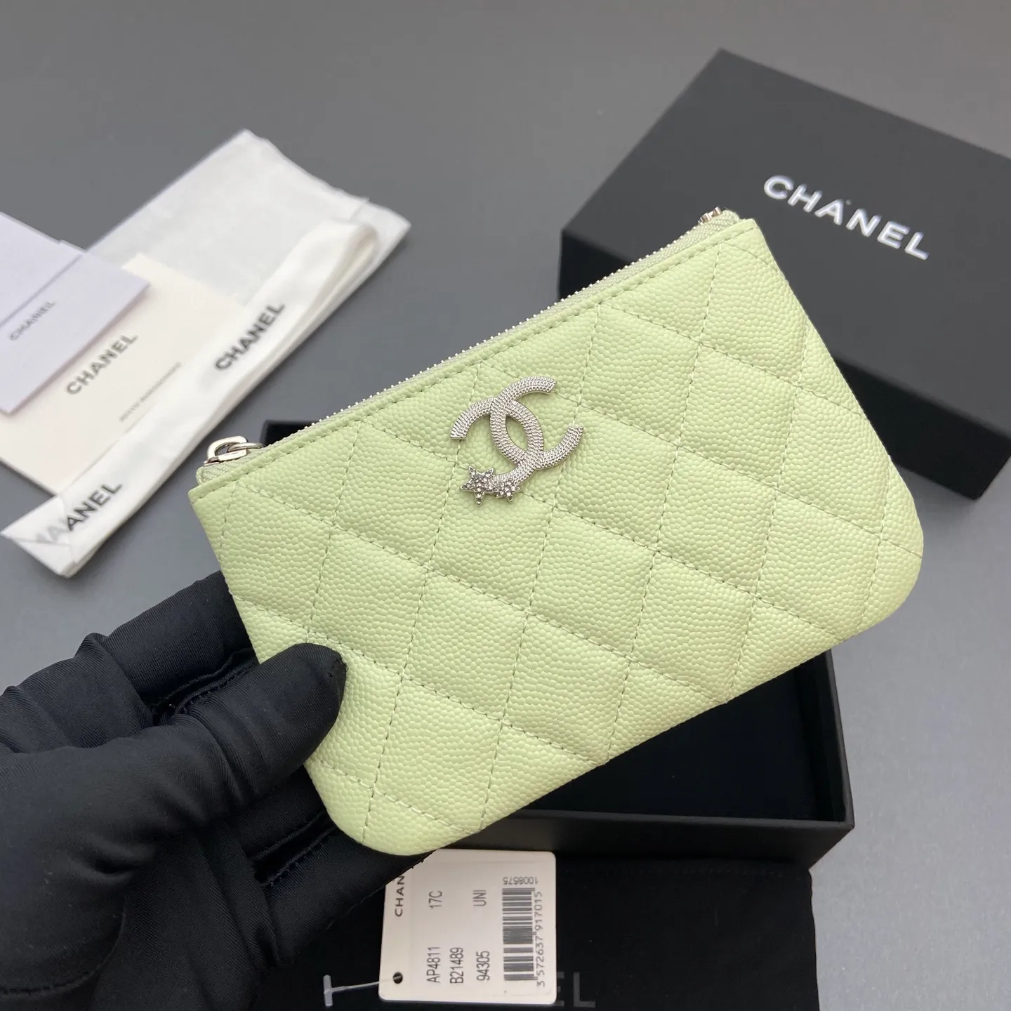25b new series caviar cowhide with stars ⭐logo shiny blingblibg~coin purse series Item number: A 4811 Price: 320 Size: w15×8.5cm Color: light green fine ball pattern silver star hardware