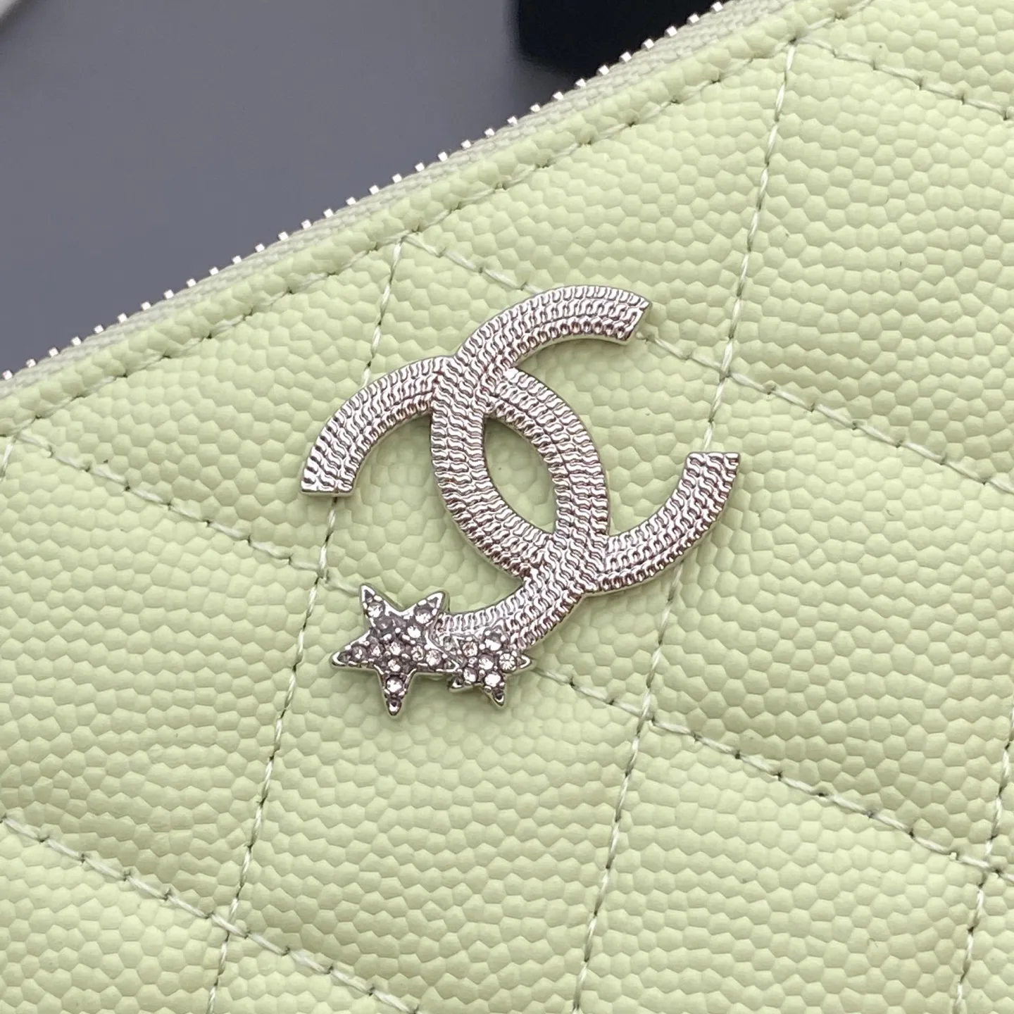25b new series caviar cowhide with stars ⭐logo shiny blingblibg~coin purse series Item number: A 4811 Price: 320 Size: w15×8.5cm Color: light green fine ball pattern silver star hardware