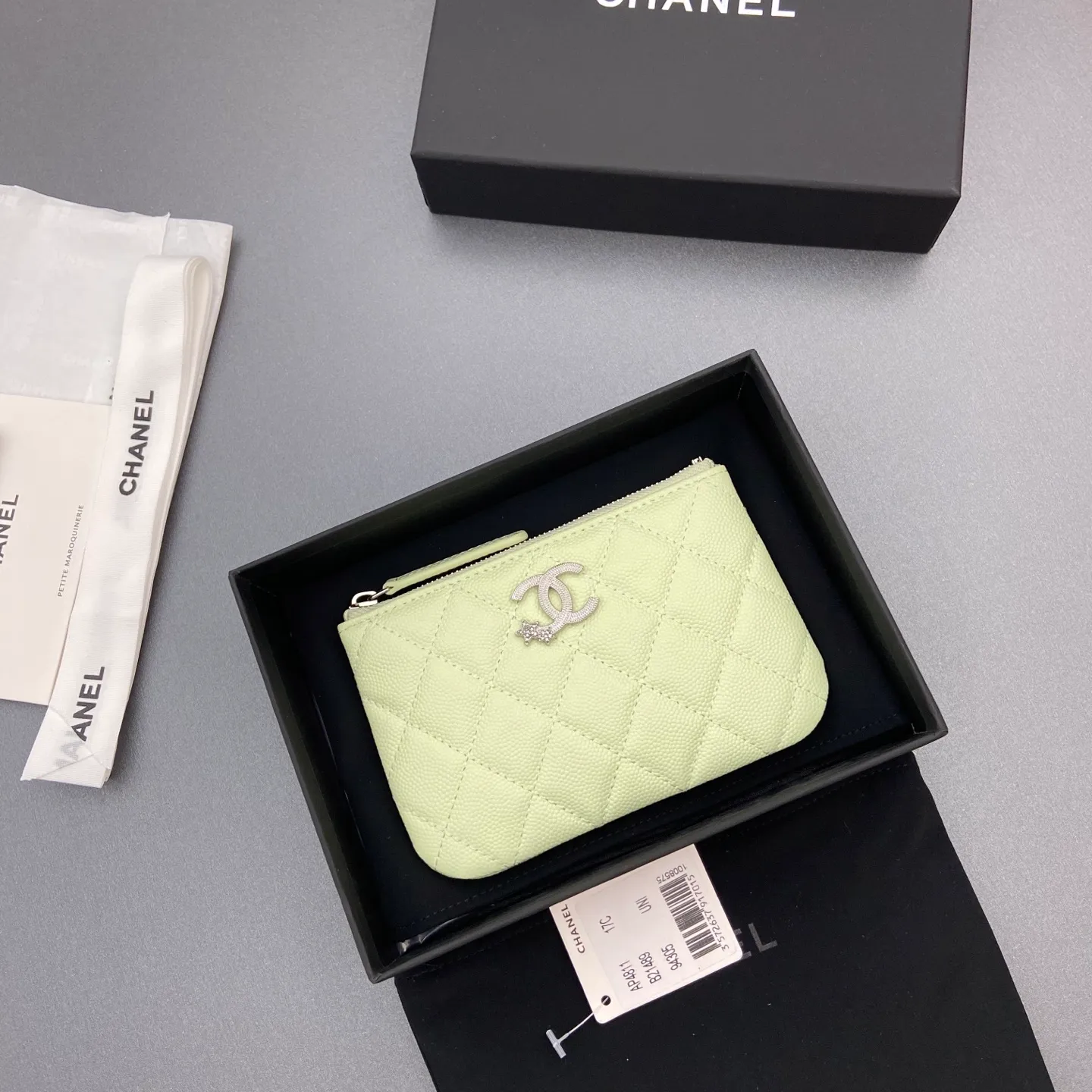25b new series caviar cowhide with stars ⭐logo shiny blingblibg~coin purse series Item number: A 4811 Price: 320 Size: w15×8.5cm Color: light green fine ball pattern silver star hardware