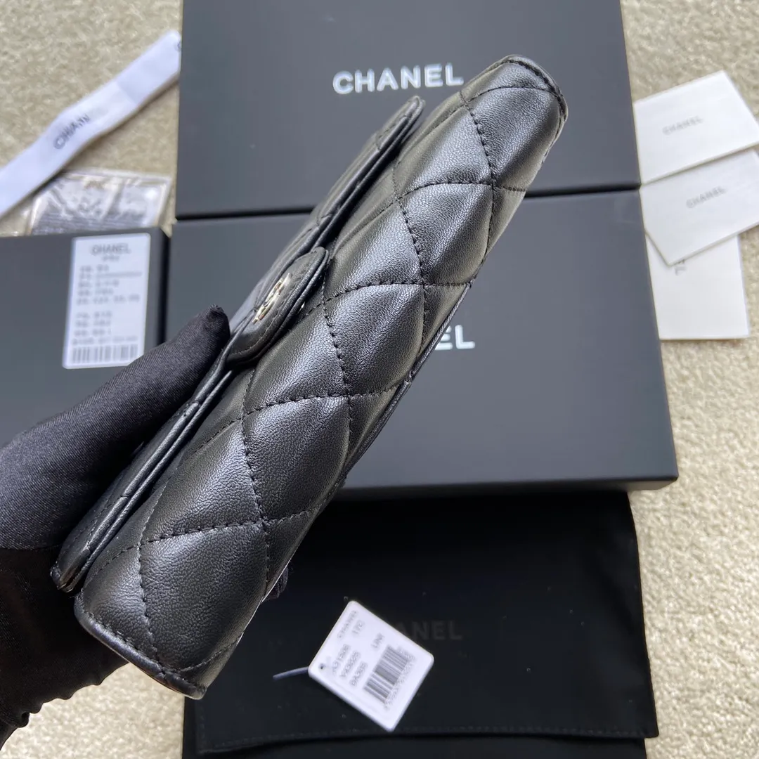 Xiaoxiang imported Italian sheepskin, long model 30% off 540💰 Item number: AP63012 Size: w18.5×h10cm Color: black sheepskin silver steel mark