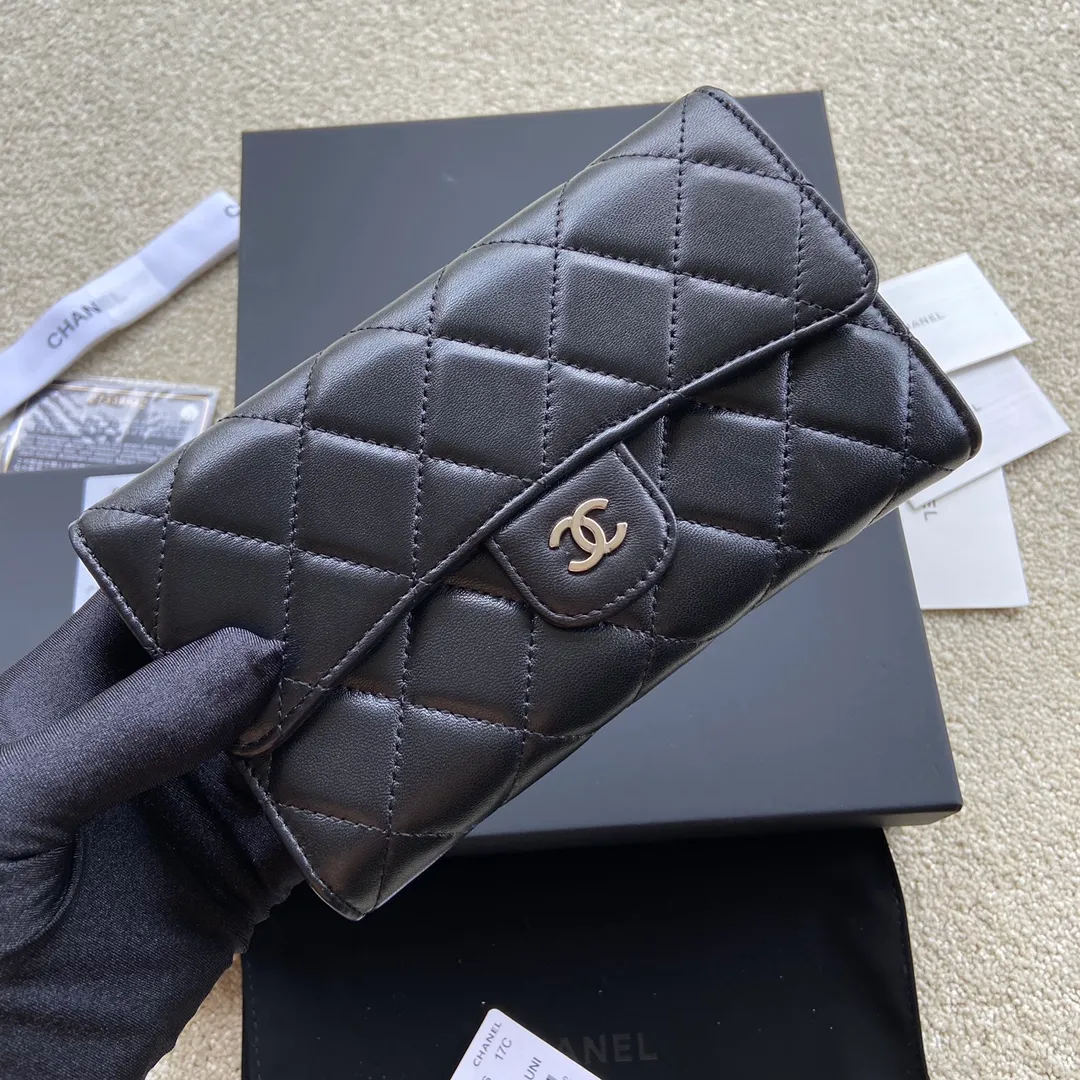 Xiaoxiang imported Italian sheepskin, long model 30% off 540💰 Item number: AP63012 Size: w18.5×h10cm Color: black sheepskin silver steel mark