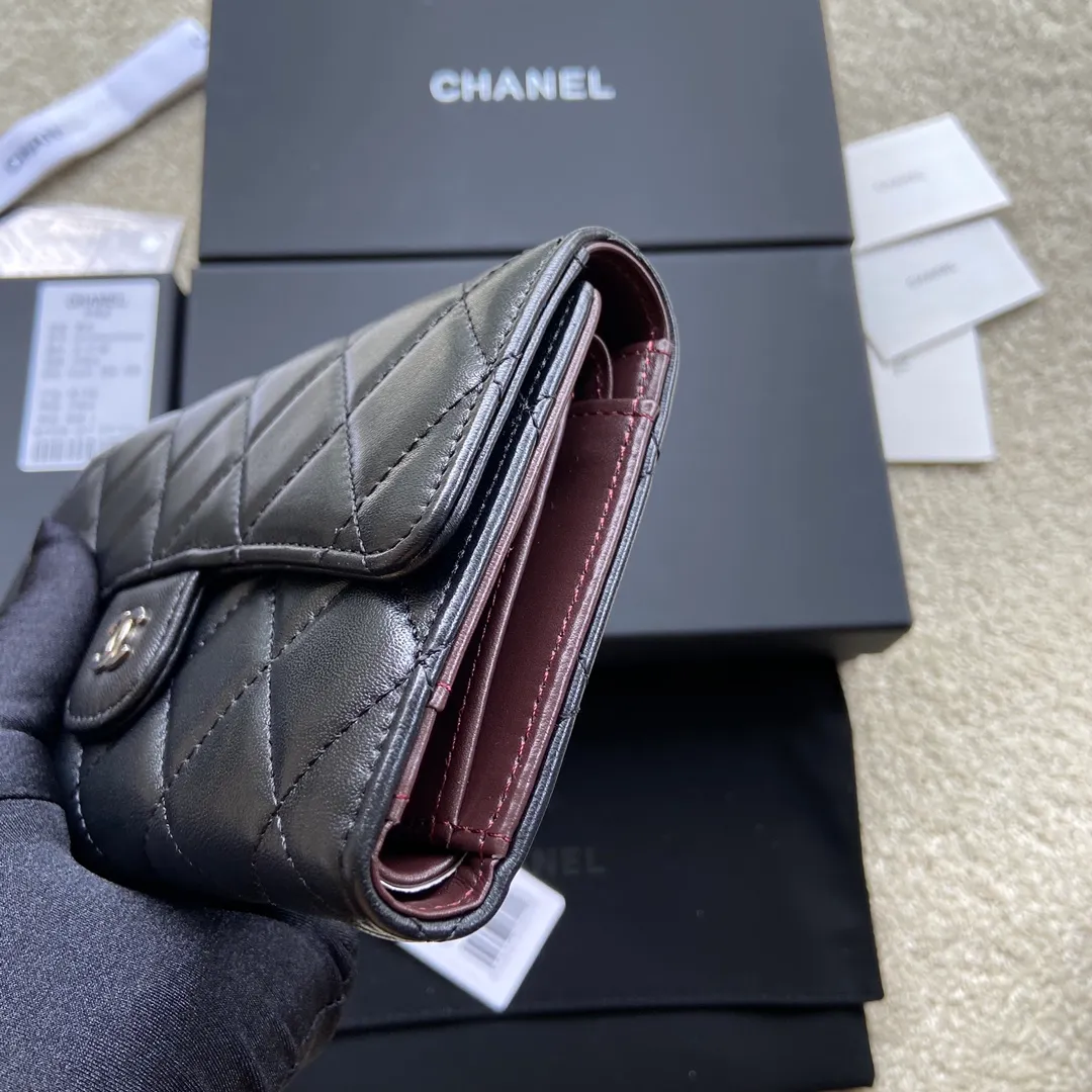Xiaoxiang imported Italian sheepskin, long model 30% off 540💰 Item number: AP63012 Size: w18.5×h10cm Color: black sheepskin silver steel mark