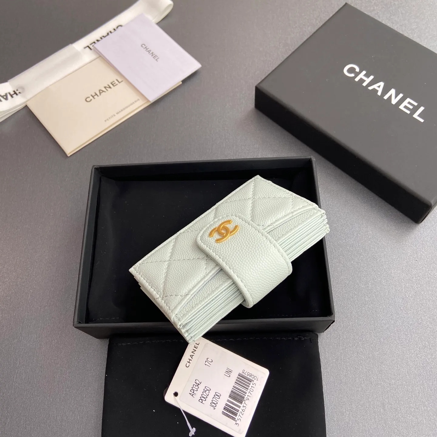 [Special grade hardware original leather] ¥400 Small fragrant organ multi-card slot card holder series with iconic metal logo Gold-toned metal hardware, exclusive Italian imported leather 6 card slots No.: 0342 Light blue fine ball pattern gold steel mark Size: w10×h6×2cm