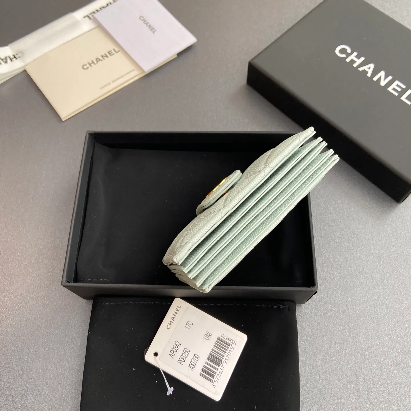 [Special grade hardware original leather] ¥400 Small fragrant organ multi-card slot card holder series with iconic metal logo Gold-toned metal hardware, exclusive Italian imported leather 6 card slots No.: 0342 Light blue fine ball pattern gold steel mark Size: w10×h6×2cm