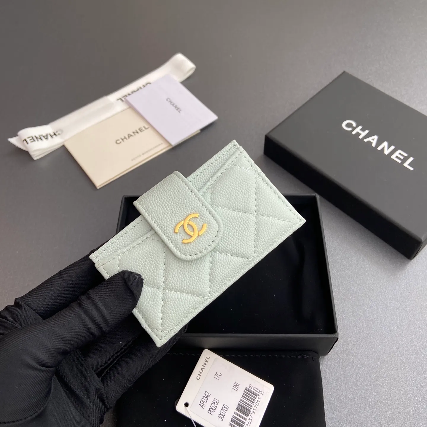 [Special grade hardware original leather] ¥400 Small fragrant organ multi-card slot card holder series with iconic metal logo Gold-toned metal hardware, exclusive Italian imported leather 6 card slots No.: 0342 Light blue fine ball pattern gold steel mark Size: w10×h6×2cm