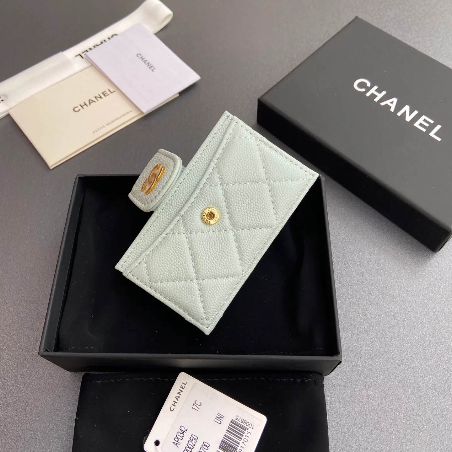 [Special grade hardware original leather] ¥400 Small fragrant organ multi-card slot card holder series with iconic metal logo Gold-toned metal hardware, exclusive Italian imported leather 6 card slots No.: 0342 Light blue fine ball pattern gold steel mark Size: w10×h6×2cm