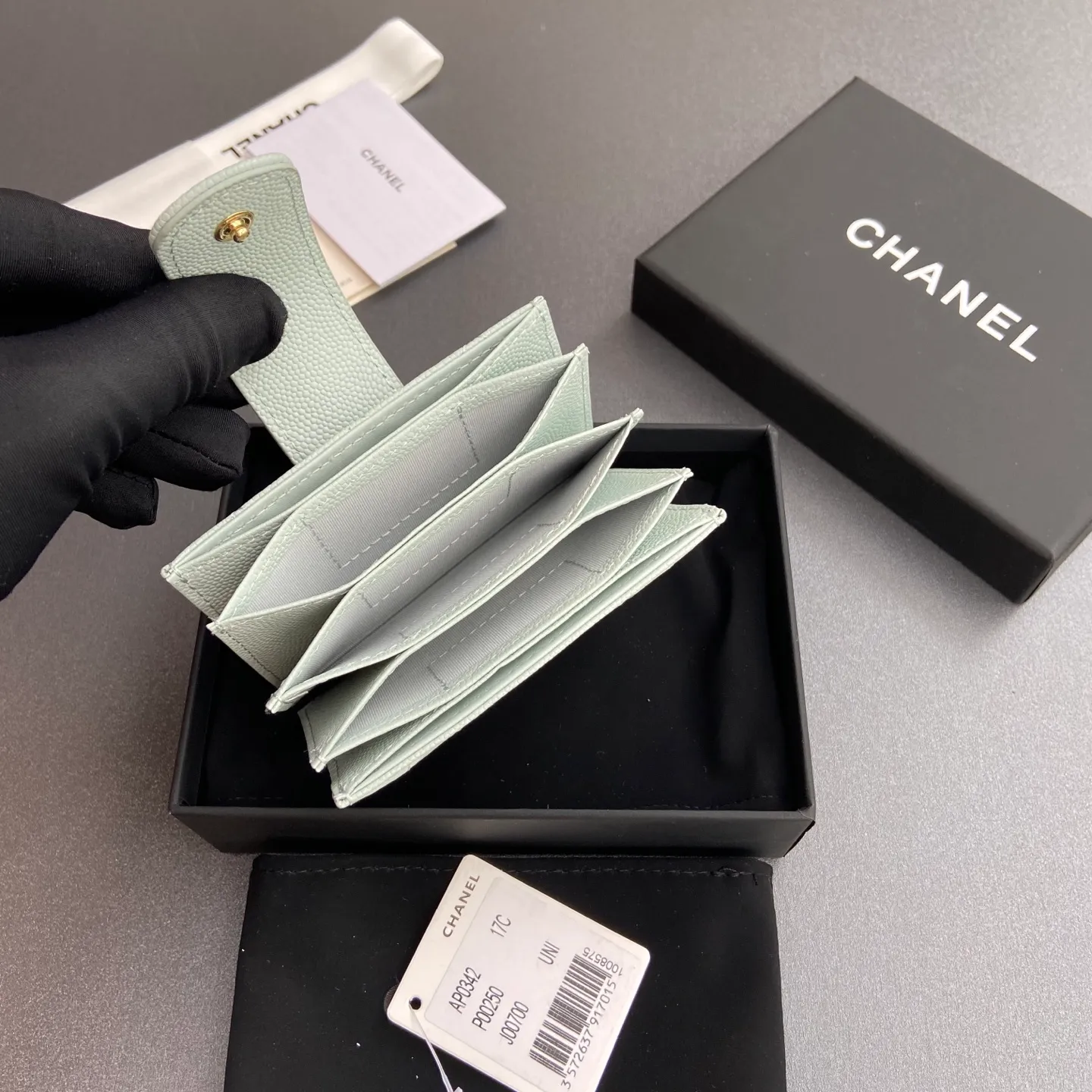 [Special grade hardware original leather] ¥400 Small fragrant organ multi-card slot card holder series with iconic metal logo Gold-toned metal hardware, exclusive Italian imported leather 6 card slots No.: 0342 Light blue fine ball pattern gold steel mark Size: w10×h6×2cm