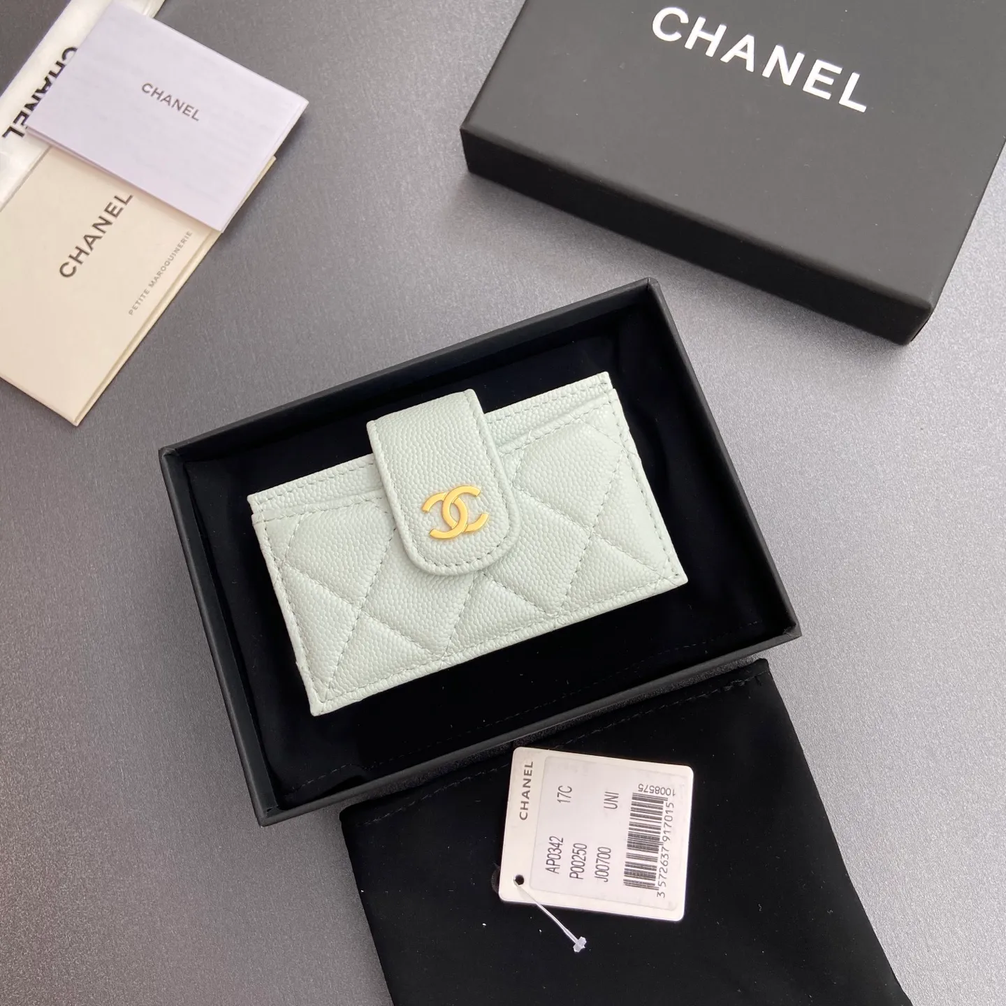 [Special grade hardware original leather] ¥400 Small fragrant organ multi-card slot card holder series with iconic metal logo Gold-toned metal hardware, exclusive Italian imported leather 6 card slots No.: 0342 Light blue fine ball pattern gold steel mark Size: w10×h6×2cm