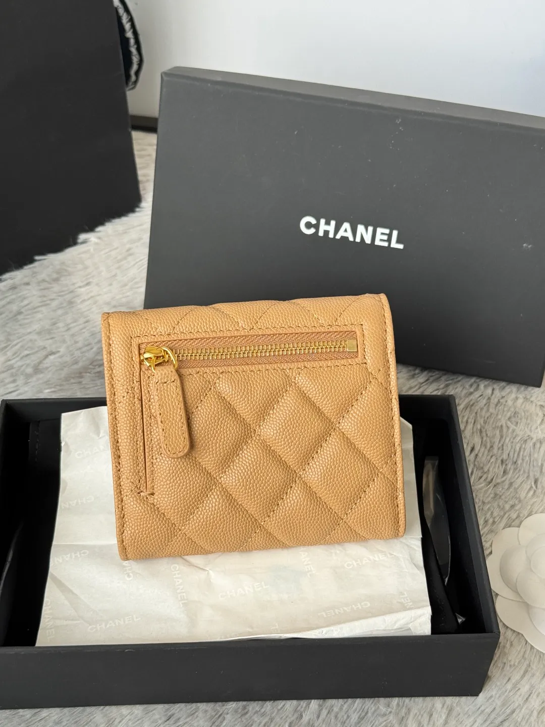 💰440💰 Made of calfskin, caviar, and cowhide, the CF short tri-fold wallet is now available! Chanel Grandma Xiang has 6 card slots, and there is a coin purse at the back, so you can put 2,000 Mao Zedong without any trouble at all! Delicate leather and gold hardware! Full of fashion sense, very fashionable, can be held in hand, can be put in the bag, very good for storage. Style number: 82288, size 10.5*11.5*3cm, color as shown in the picture, exclusive real shot