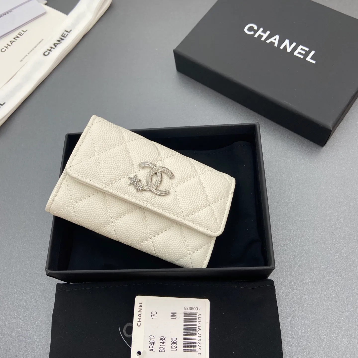 25b new series caviar cowhide with stars ⭐logo shiny blingblibg~card holder series item number: A 4812 price: 340 size: w11×h7cm color: white fine ball pattern silver star hardware