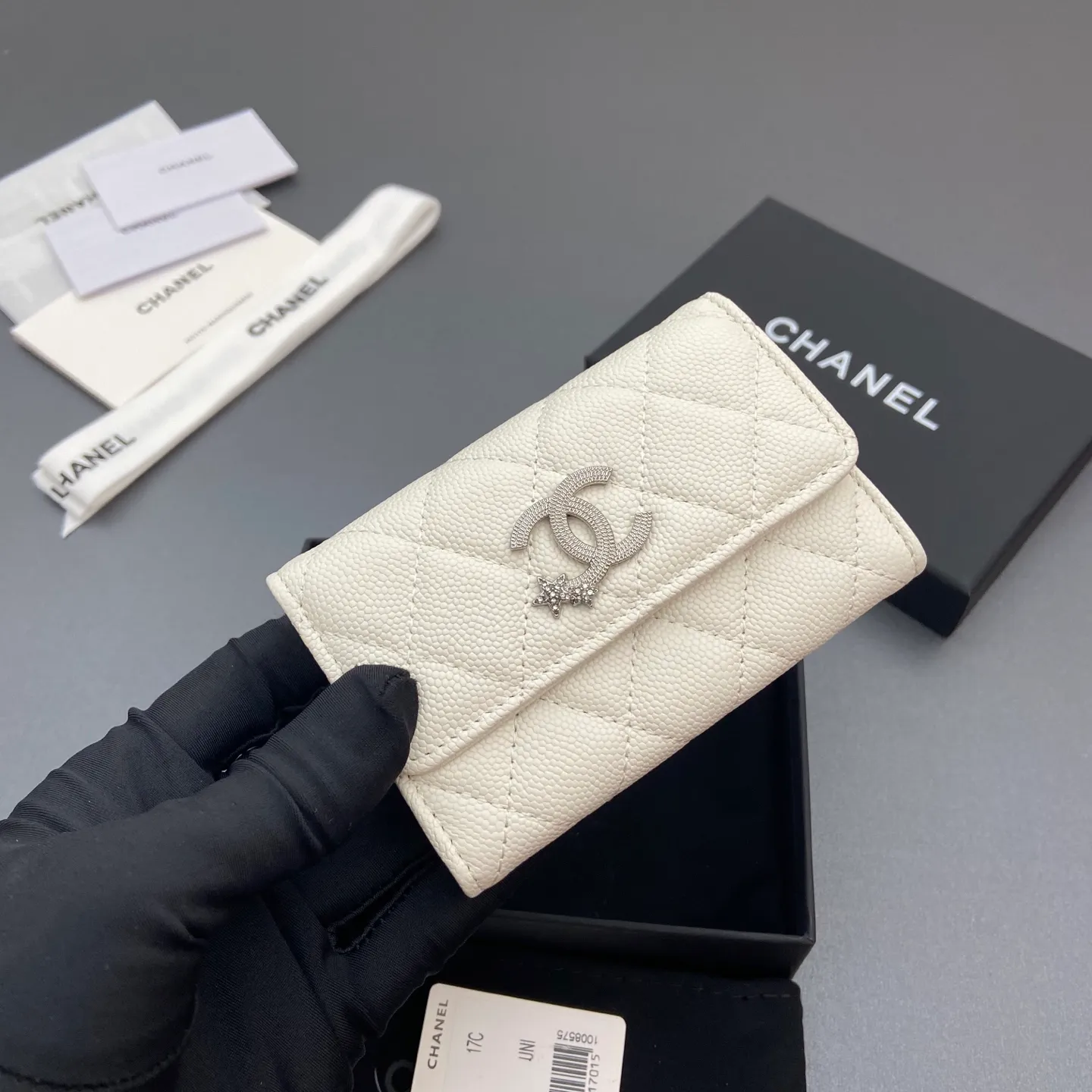 25b new series caviar cowhide with stars ⭐logo shiny blingblibg~card holder series item number: A 4812 price: 340 size: w11×h7cm color: white fine ball pattern silver star hardware