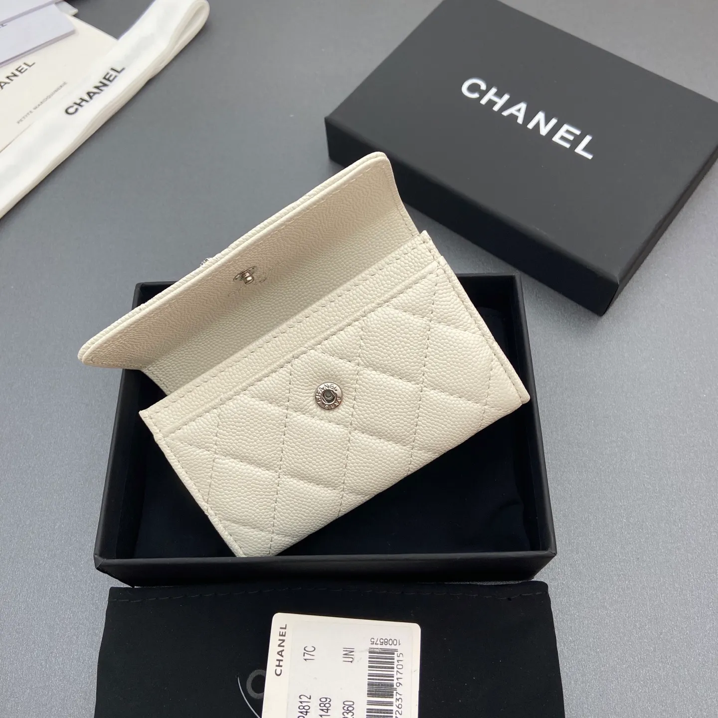 25b new series caviar cowhide with stars ⭐logo shiny blingblibg~card holder series item number: A 4812 price: 340 size: w11×h7cm color: white fine ball pattern silver star hardware