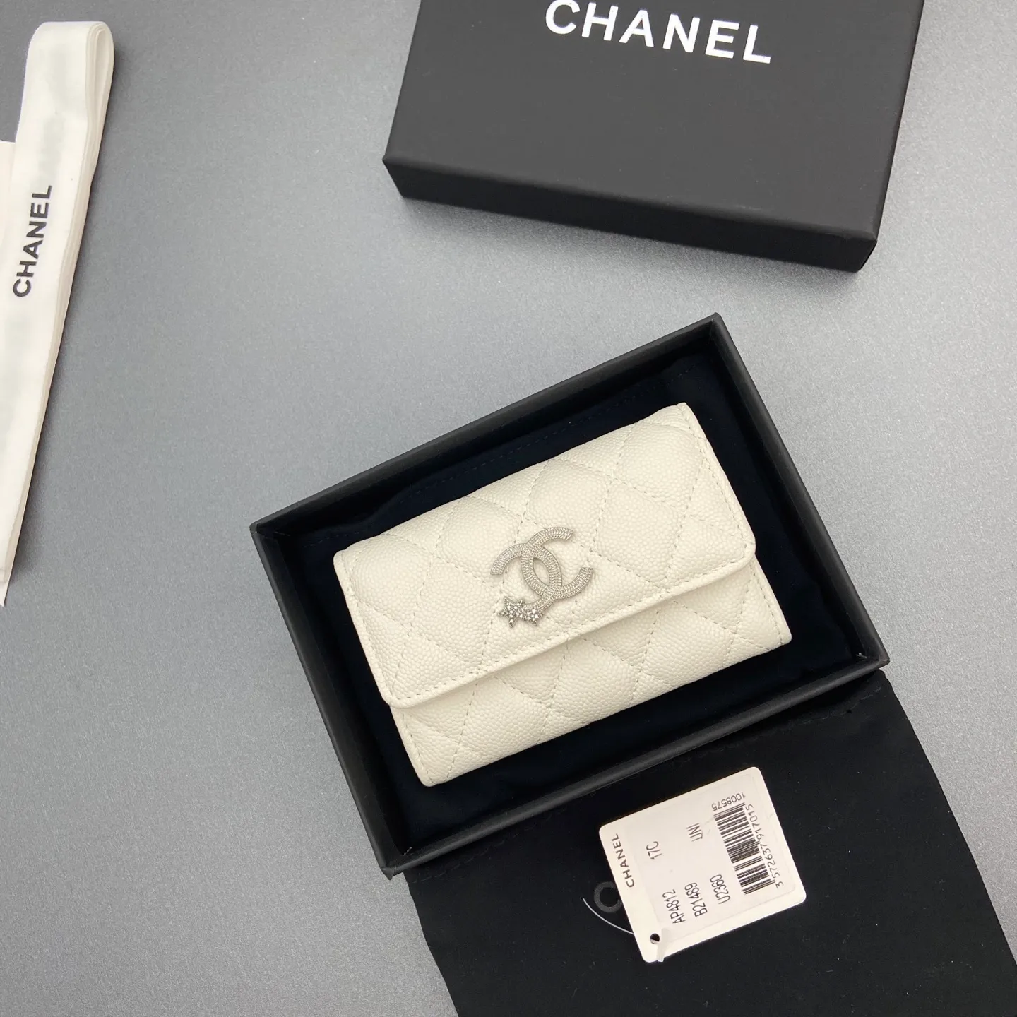 25b new series caviar cowhide with stars ⭐logo shiny blingblibg~card holder series item number: A 4812 price: 340 size: w11×h7cm color: white fine ball pattern silver star hardware