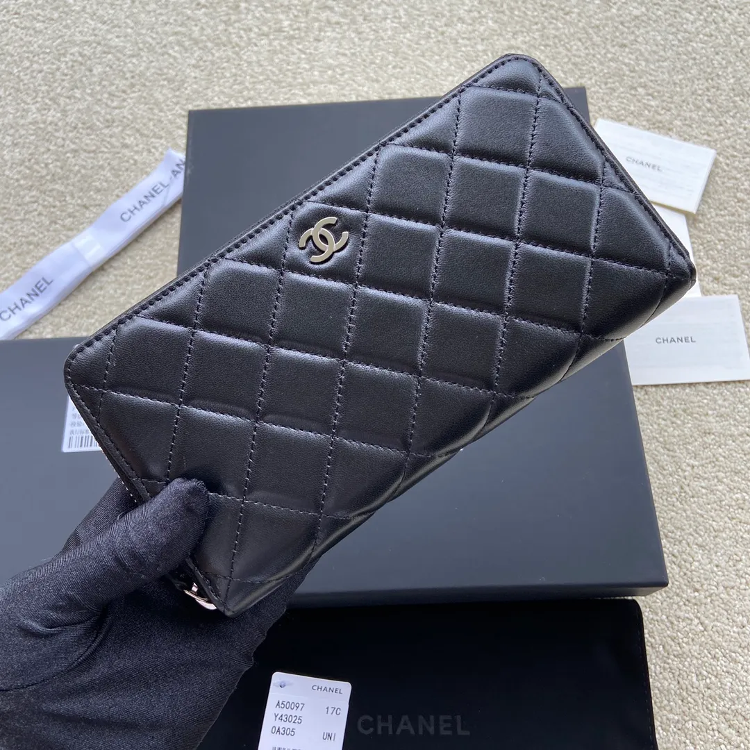 Xiaoxiang imported Italian lambskin Item number: A50097 💰: 460 Size: w19.5×h10.5×d2cm Color: black lambskin silver steel mark