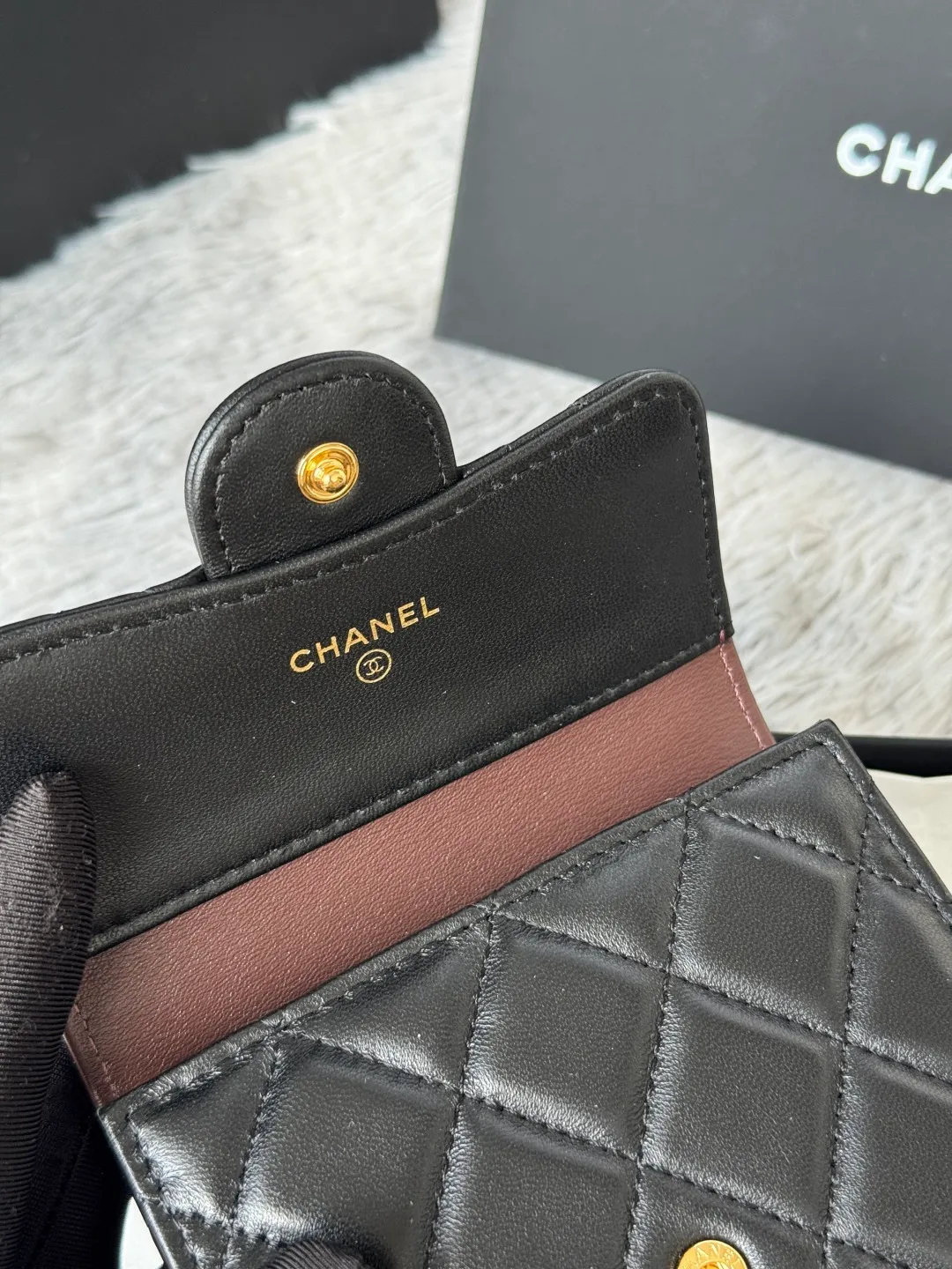 💰440💰 Lambskin CF short tri-fold wallet is now available! Chanel Grandma Xiang has 6 card slots, and there is a coin purse at the back, so you can put 2,000 Mao Zedong without any trouble at all! Delicate leather and gold hardware! Full of fashion sense, very fashionable, can be held in hand, can be put in the bag, very good for storage. Style number: 82288, size 10.5*11.5*3cm, color as shown in the picture, exclusive real shot