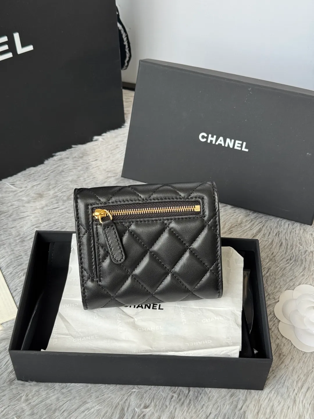 💰440💰 Lambskin CF short tri-fold wallet is now available! Chanel Grandma Xiang has 6 card slots, and there is a coin purse at the back, so you can put 2,000 Mao Zedong without any trouble at all! Delicate leather and gold hardware! Full of fashion sense, very fashionable, can be held in hand, can be put in the bag, very good for storage. Style number: 82288, size 10.5*11.5*3cm, color as shown in the picture, exclusive real shot