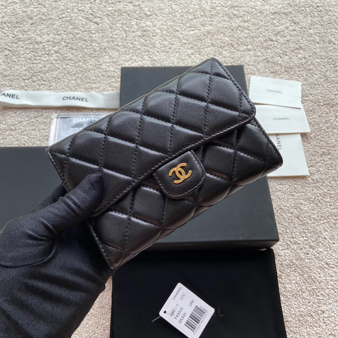Xiaoxiang imported Italian sheepskin Item number: A84341 Price: 480 Size: w15×h10×d2.5 Color: black sheepskin gold steel mark