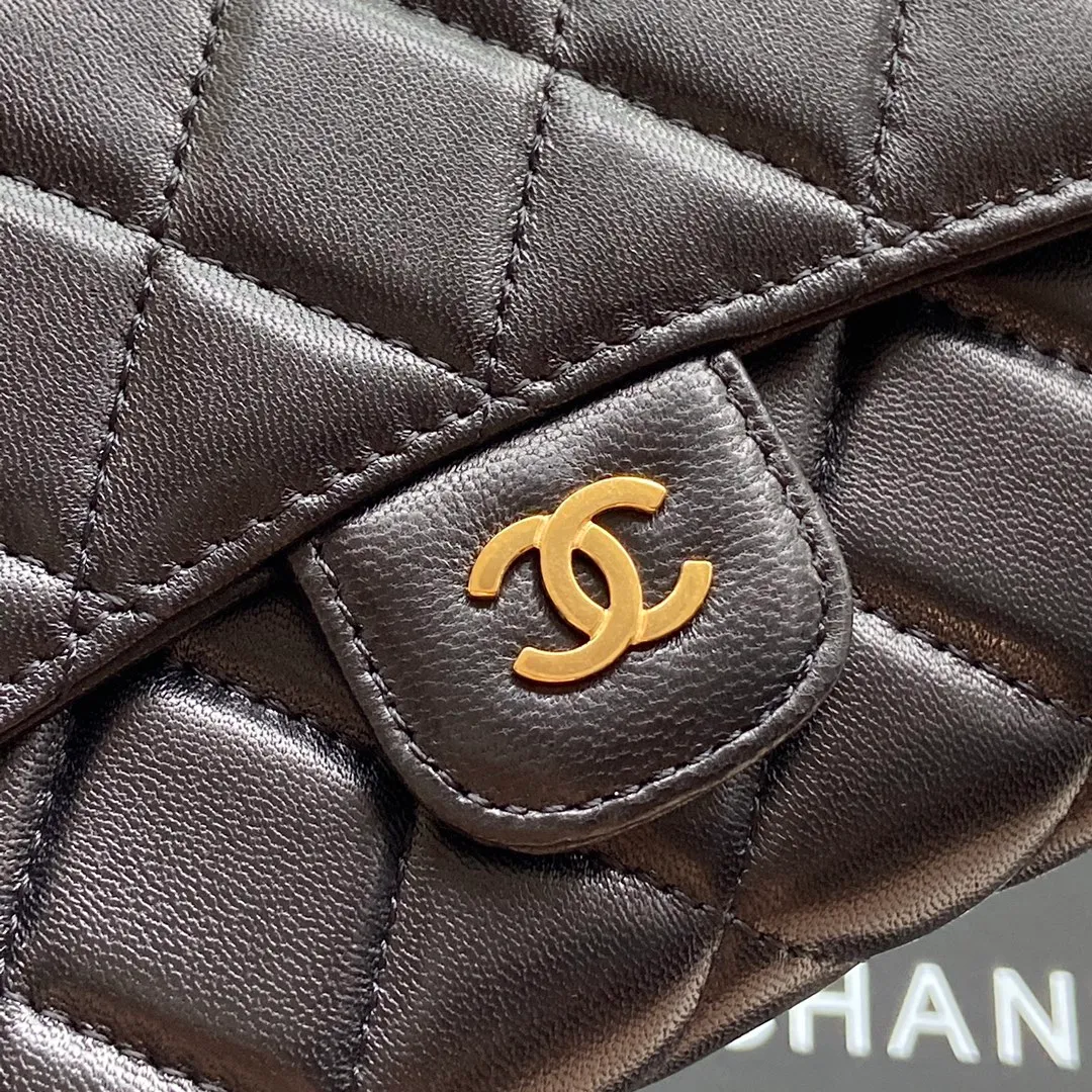 Xiaoxiang imported Italian sheepskin Item number: A84341 Price: 480 Size: w15×h10×d2.5 Color: black sheepskin gold steel mark
