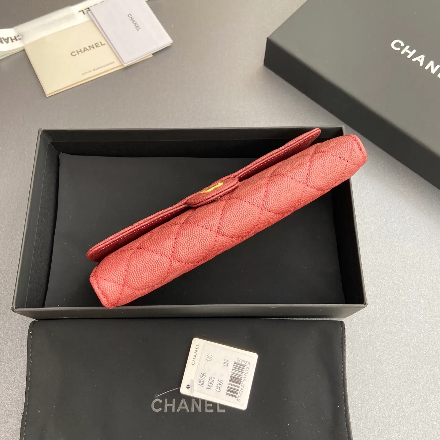 Xiaoxiang imported Italian grained calfskin Item number: A80758 Price: 460 Size: w19×h10.5×3cm Color: Burgundy fine ball grain leather Gold steel mark