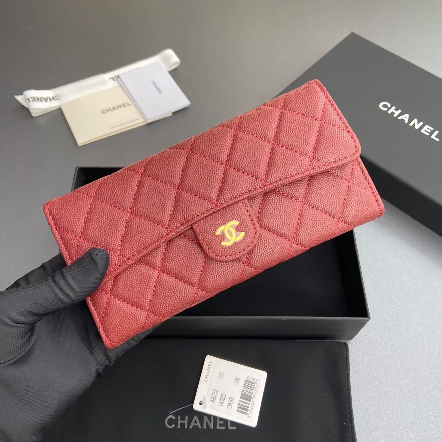 Xiaoxiang imported Italian grained calfskin Item number: A80758 Price: 460 Size: w19×h10.5×3cm Color: Burgundy fine ball grain leather Gold steel mark