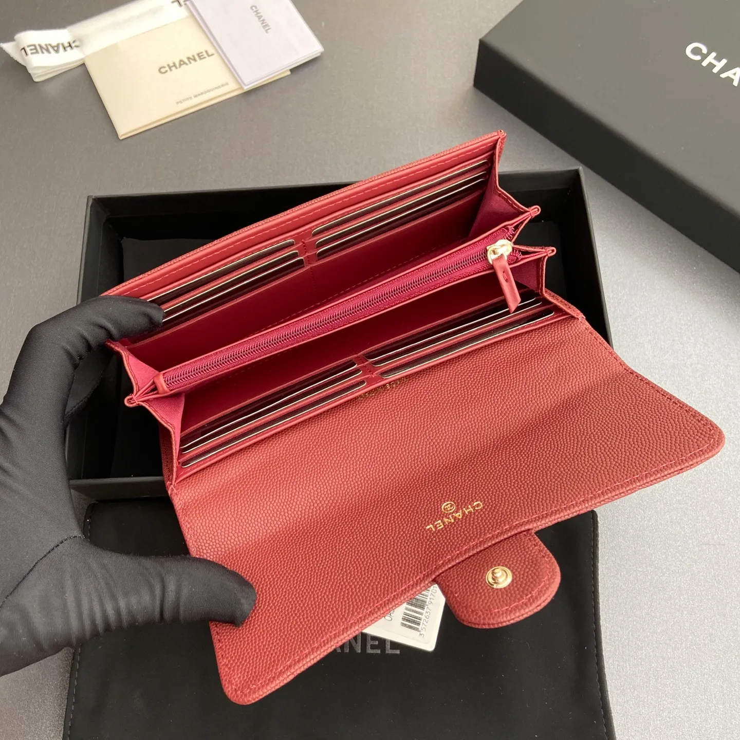 Xiaoxiang imported Italian grained calfskin Item number: A80758 Price: 460 Size: w19×h10.5×3cm Color: Burgundy fine ball grain leather Gold steel mark