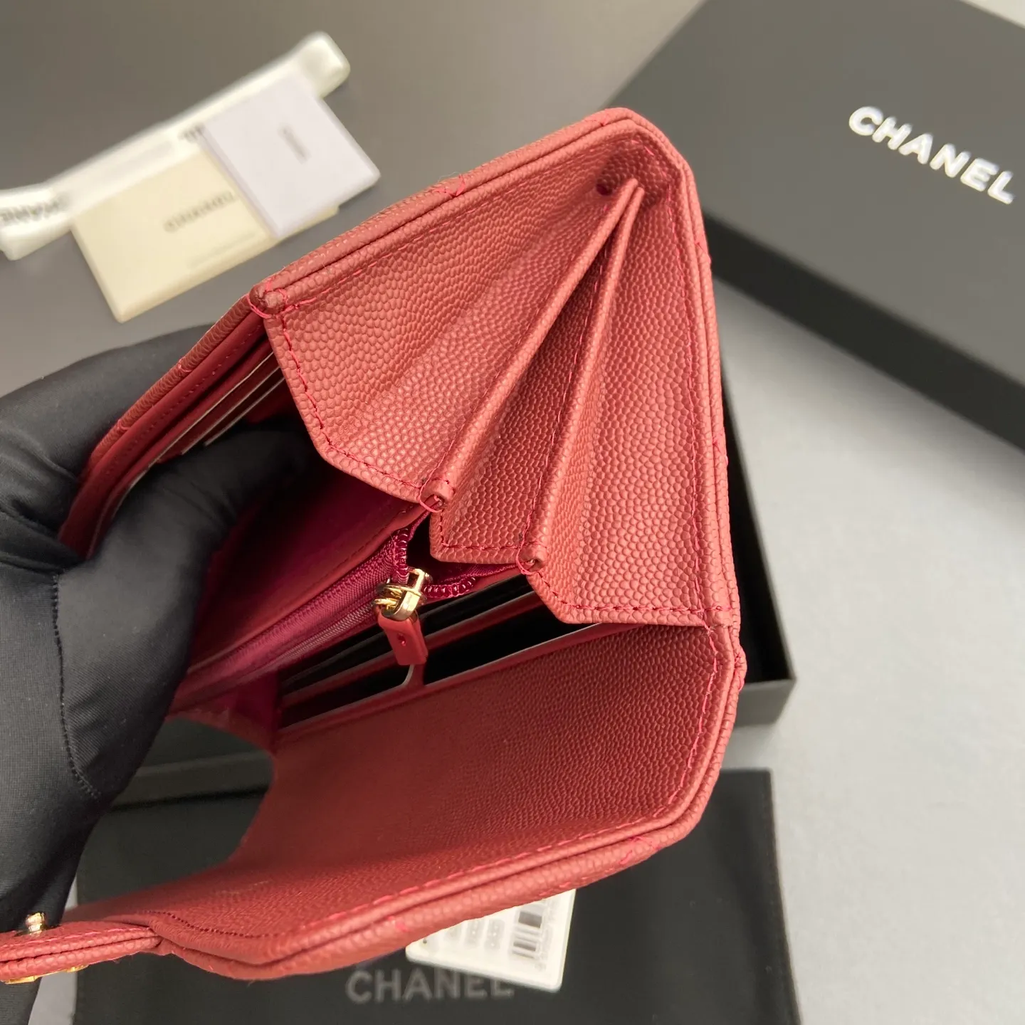 Xiaoxiang imported Italian grained calfskin Item number: A80758 Price: 460 Size: w19×h10.5×3cm Color: Burgundy fine ball grain leather Gold steel mark