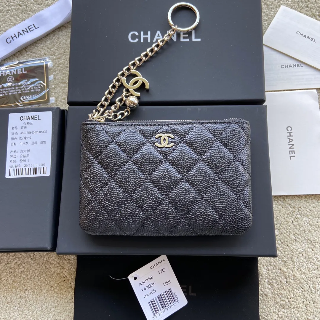 Xiaoxiang imported Italian grained calfskin Item number: A50168 Size: w14×h9.5cm Color: black ball pattern silver steel buckle p260