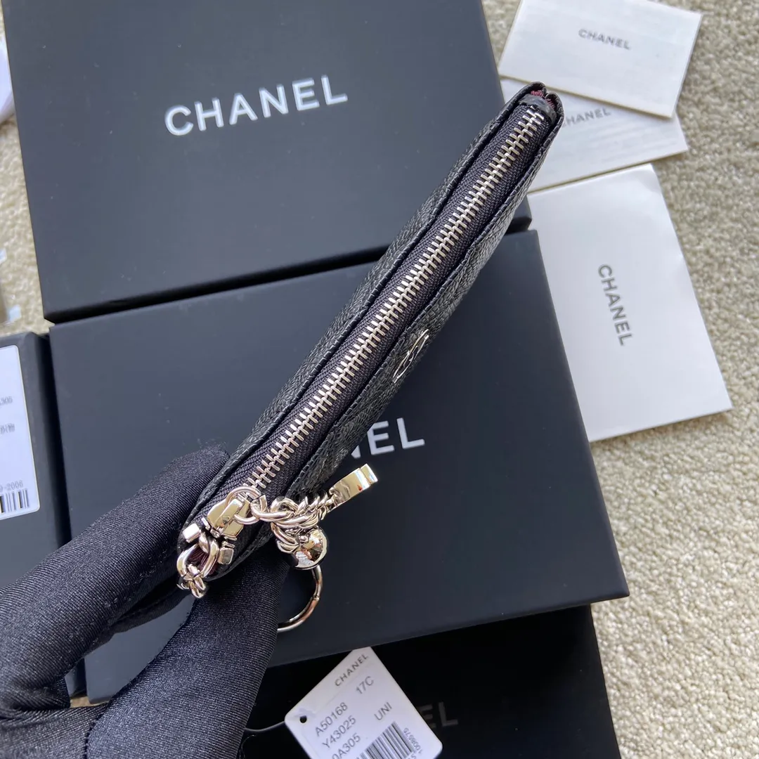 Xiaoxiang imported Italian grained calfskin Item number: A50168 Size: w14×h9.5cm Color: black ball pattern silver steel buckle p260