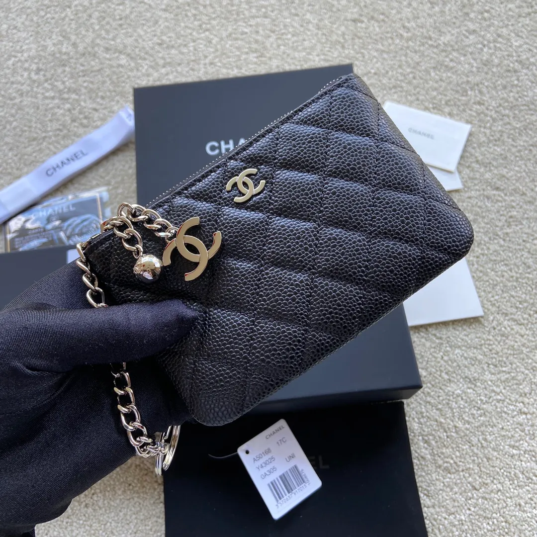 Xiaoxiang imported Italian grained calfskin Item number: A50168 Size: w14×h9.5cm Color: black ball pattern silver steel buckle p260