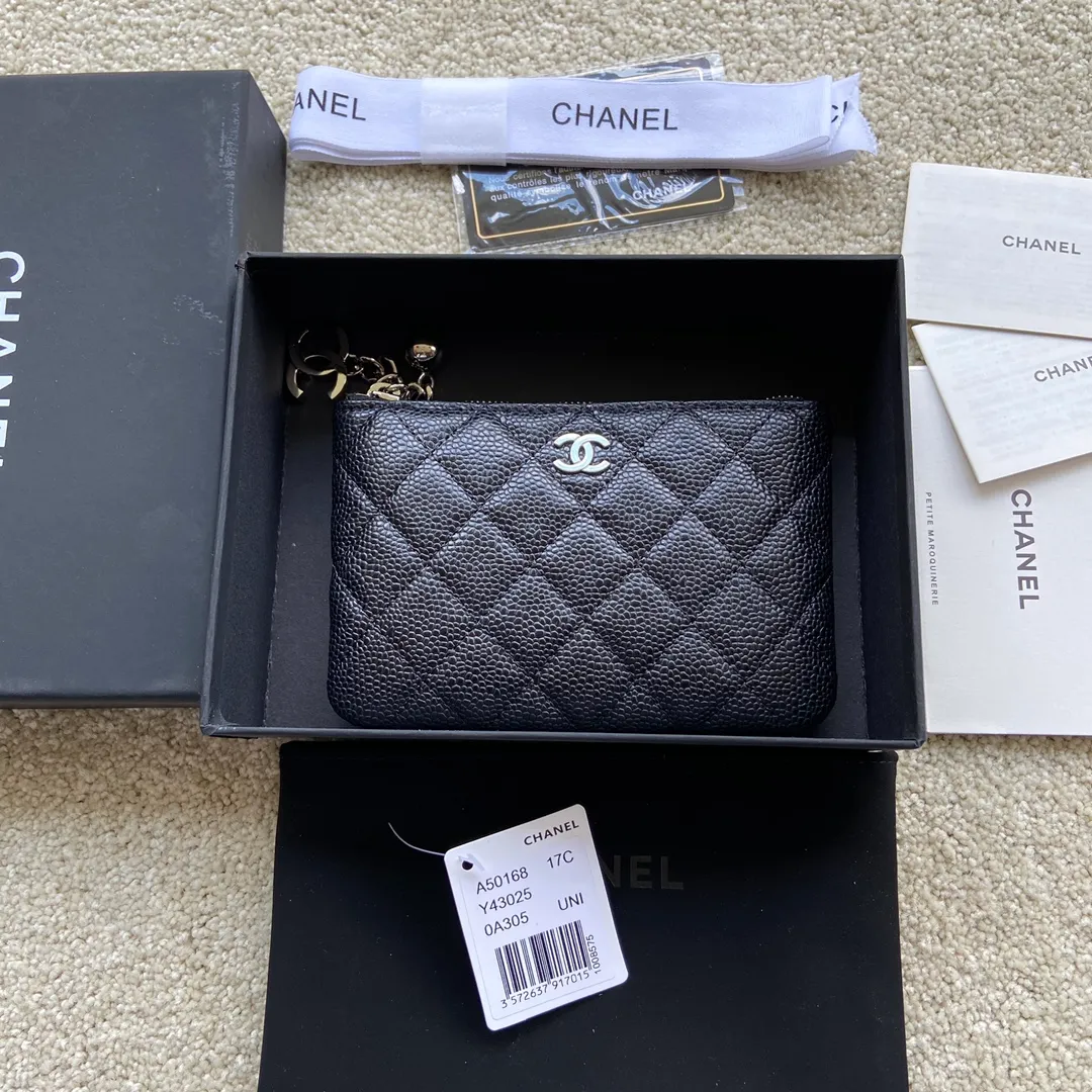 Xiaoxiang imported Italian grained calfskin Item number: A50168 Size: w14×h9.5cm Color: black ball pattern silver steel buckle p260