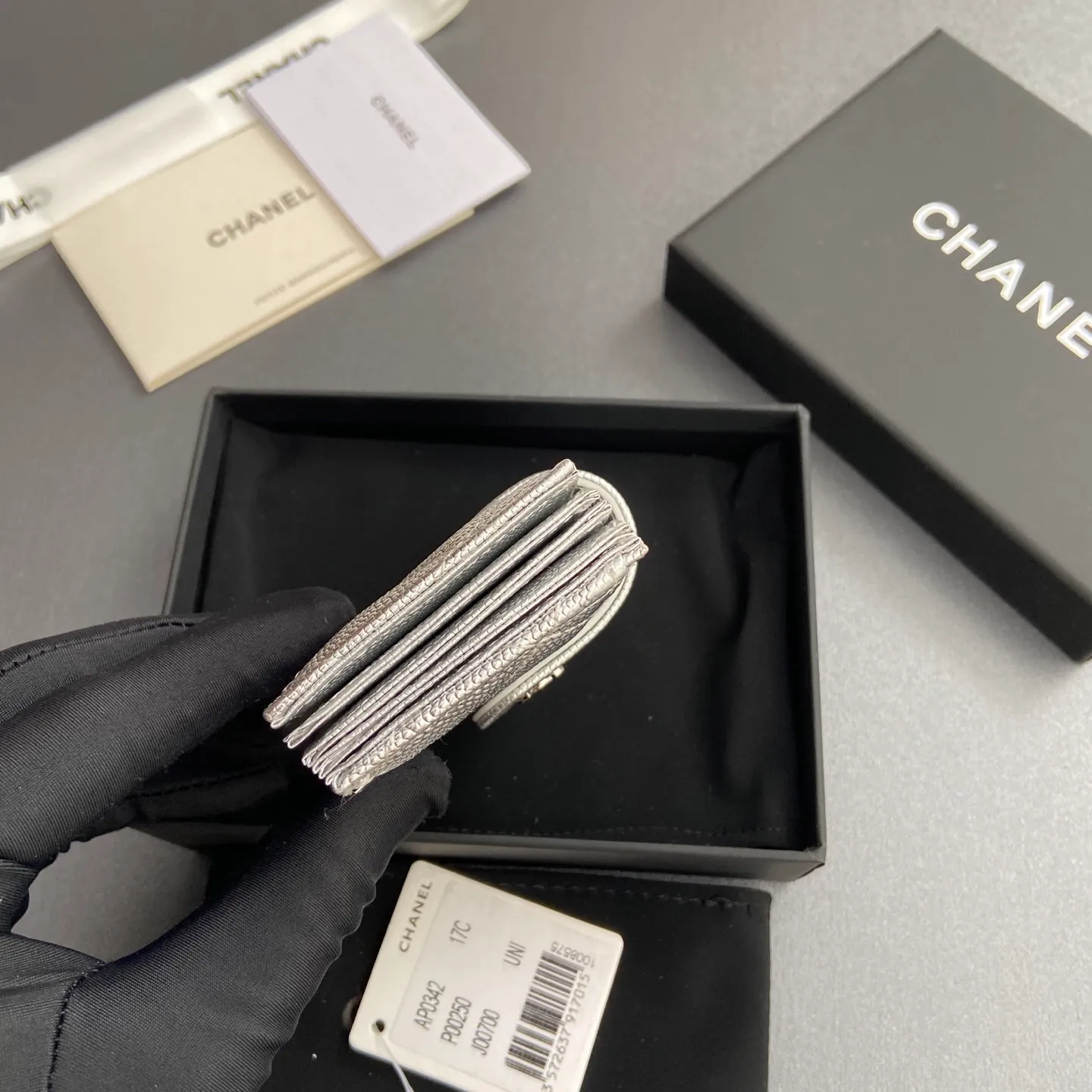 [Special grade hardware original leather] ¥400 Small fragrant organ multi-card slot card holder series with iconic metal logo Silver tone metal hardware, special Italian imported leather 6 card slots No.: 0342 Silver sheepskin silver steel mark Size: w10×h6×2cm