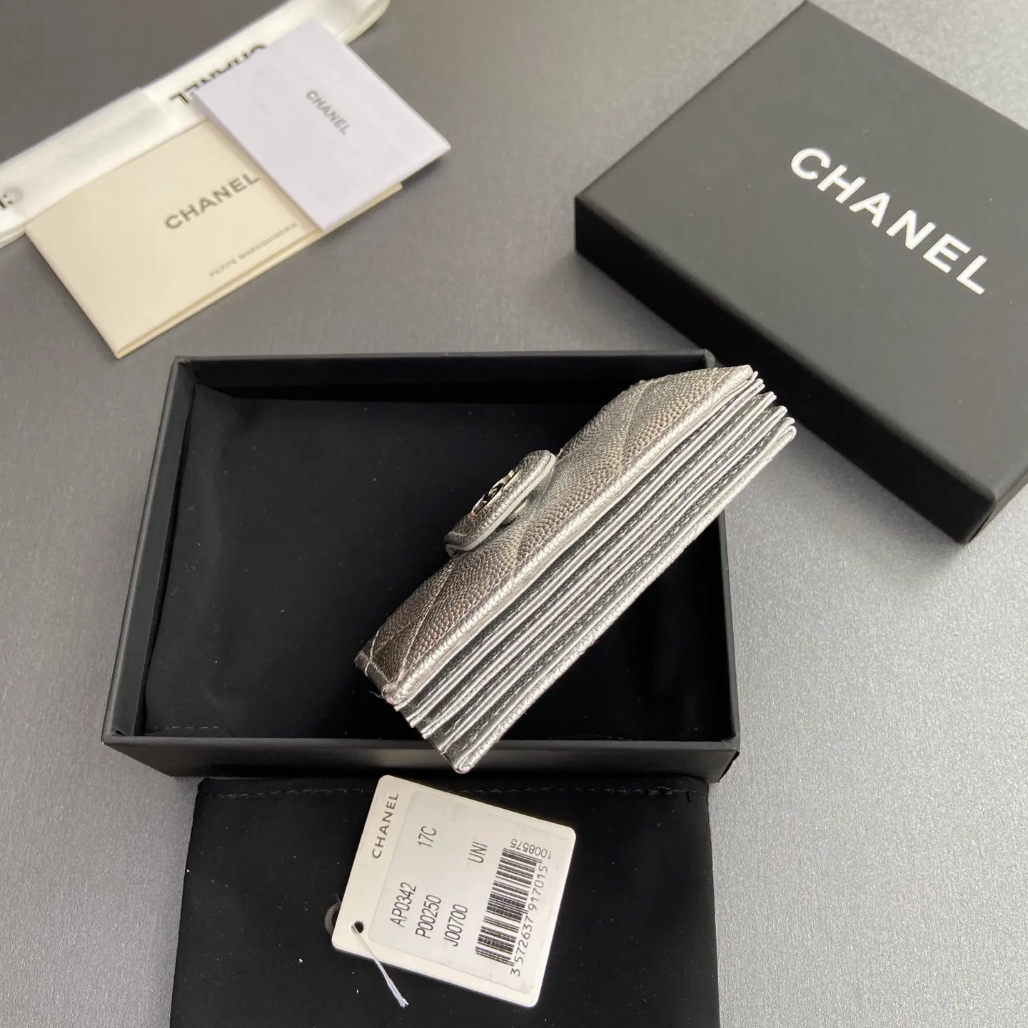 [Special grade hardware original leather] ¥400 Small fragrant organ multi-card slot card holder series with iconic metal logo Silver tone metal hardware, special Italian imported leather 6 card slots No.: 0342 Silver sheepskin silver steel mark Size: w10×h6×2cm