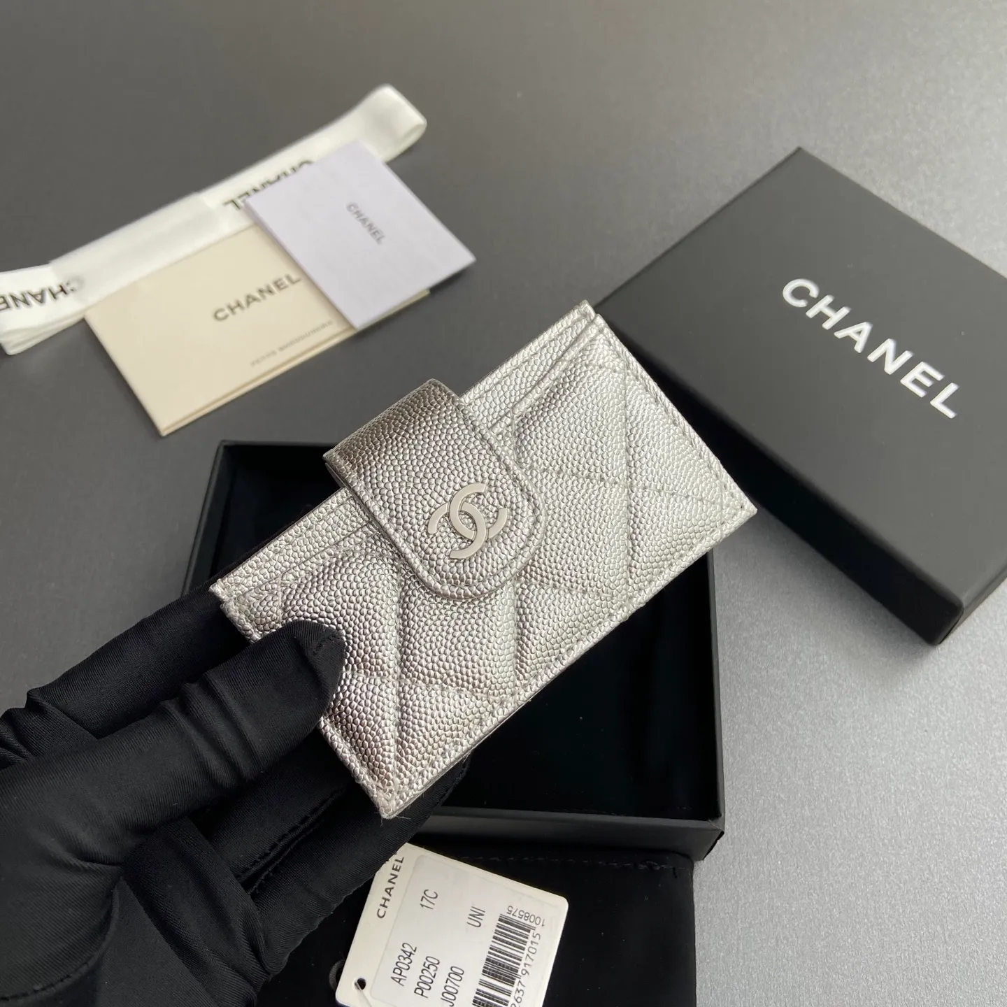 [Special grade hardware original leather] ¥400 Small fragrant organ multi-card slot card holder series with iconic metal logo Silver tone metal hardware, special Italian imported leather 6 card slots No.: 0342 Silver sheepskin silver steel mark Size: w10×h6×2cm