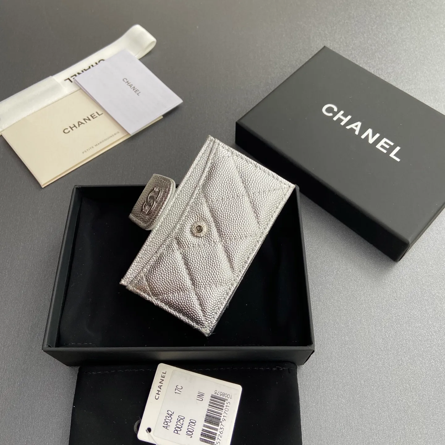 [Special grade hardware original leather] ¥400 Small fragrant organ multi-card slot card holder series with iconic metal logo Silver tone metal hardware, special Italian imported leather 6 card slots No.: 0342 Silver sheepskin silver steel mark Size: w10×h6×2cm