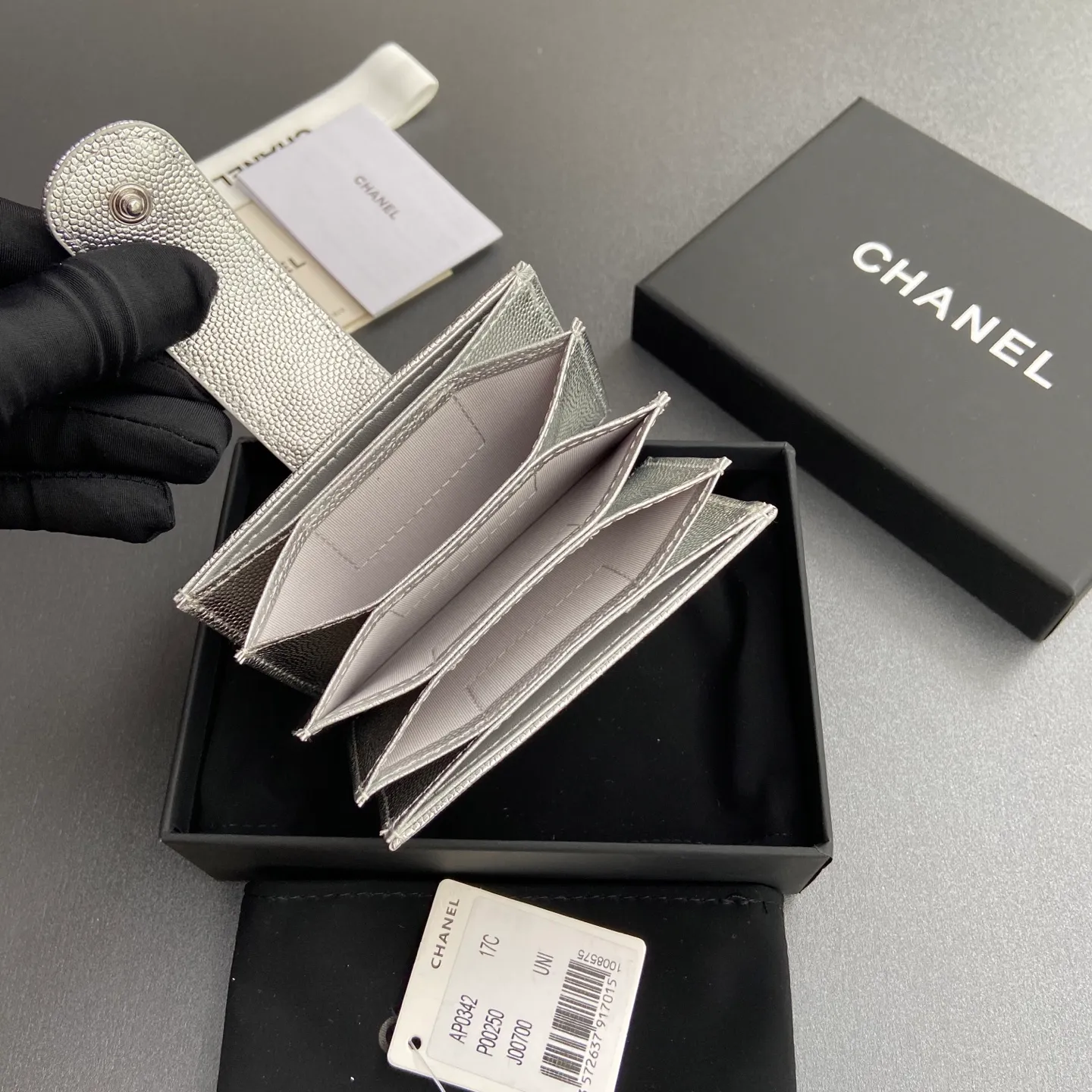 [Special grade hardware original leather] ¥400 Small fragrant organ multi-card slot card holder series with iconic metal logo Silver tone metal hardware, special Italian imported leather 6 card slots No.: 0342 Silver sheepskin silver steel mark Size: w10×h6×2cm