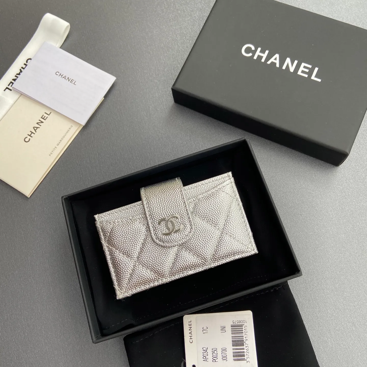 [Special grade hardware original leather] ¥400 Small fragrant organ multi-card slot card holder series with iconic metal logo Silver tone metal hardware, special Italian imported leather 6 card slots No.: 0342 Silver sheepskin silver steel mark Size: w10×h6×2cm
