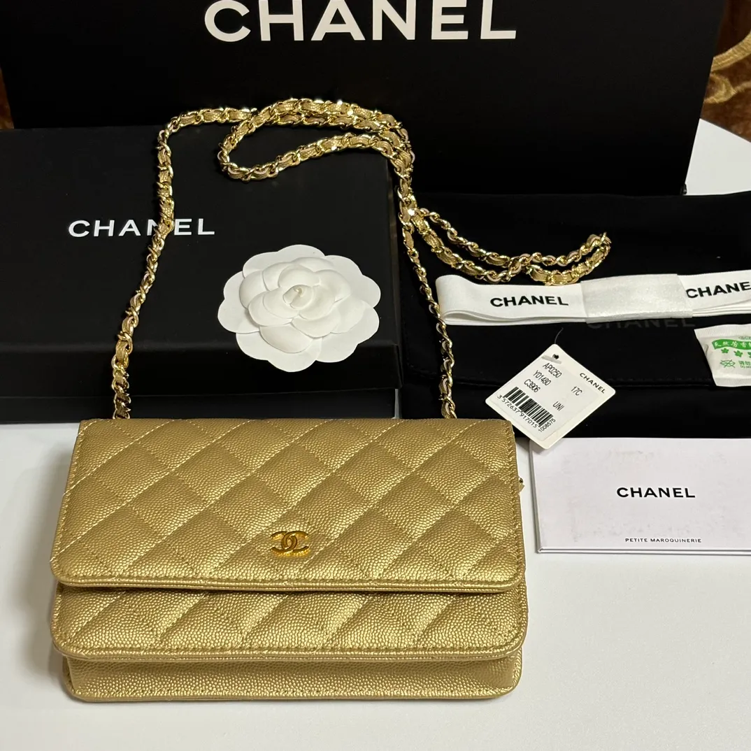💰640 upgraded version of CHANE WOC chain bag💦Model number Ap500! ! ! Different from the previous classics, the current model uses suction buckles, which is more convenient.... One piece of leather to the end [Color] [Color] [Color] Top leather hardware, original quality! The details are so beautiful and the complete package! Size 19.5*12*3.5cm