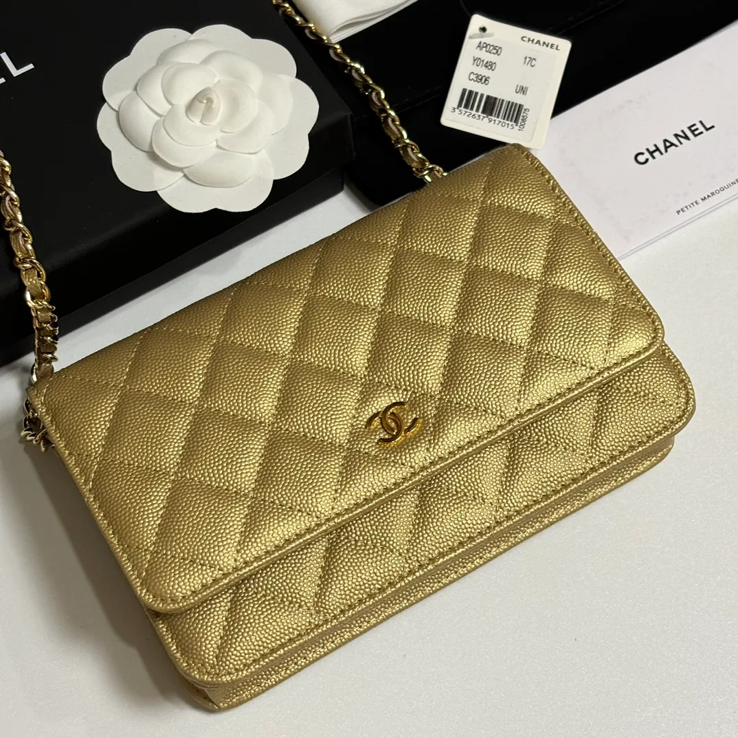 💰640 upgraded version of CHANE WOC chain bag💦Model number Ap500! ! ! Different from the previous classics, the current model uses suction buckles, which is more convenient.... One piece of leather to the end [Color] [Color] [Color] Top leather hardware, original quality! The details are so beautiful and the complete package! Size 19.5*12*3.5cm