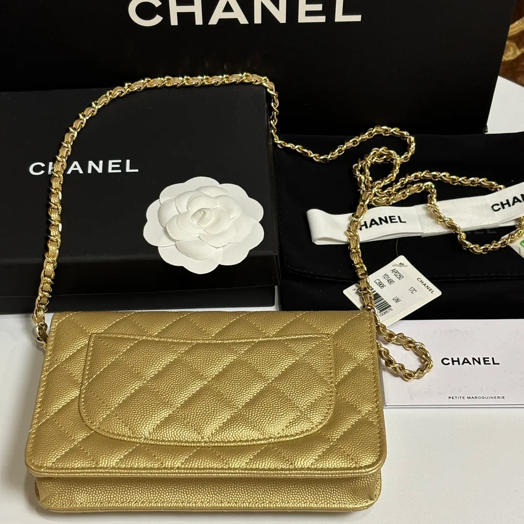 💰640 upgraded version of CHANE WOC chain bag💦Model number Ap500! ! ! Different from the previous classics, the current model uses suction buckles, which is more convenient.... One piece of leather to the end [Color] [Color] [Color] Top leather hardware, original quality! The details are so beautiful and the complete package! Size 19.5*12*3.5cm