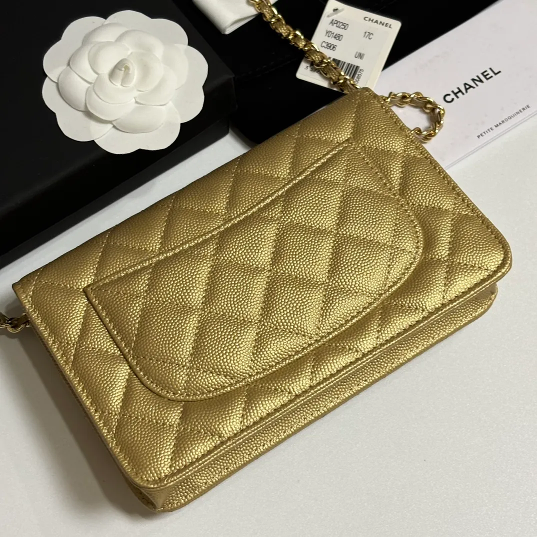 💰640 upgraded version of CHANE WOC chain bag💦Model number Ap500! ! ! Different from the previous classics, the current model uses suction buckles, which is more convenient.... One piece of leather to the end [Color] [Color] [Color] Top leather hardware, original quality! The details are so beautiful and the complete package! Size 19.5*12*3.5cm