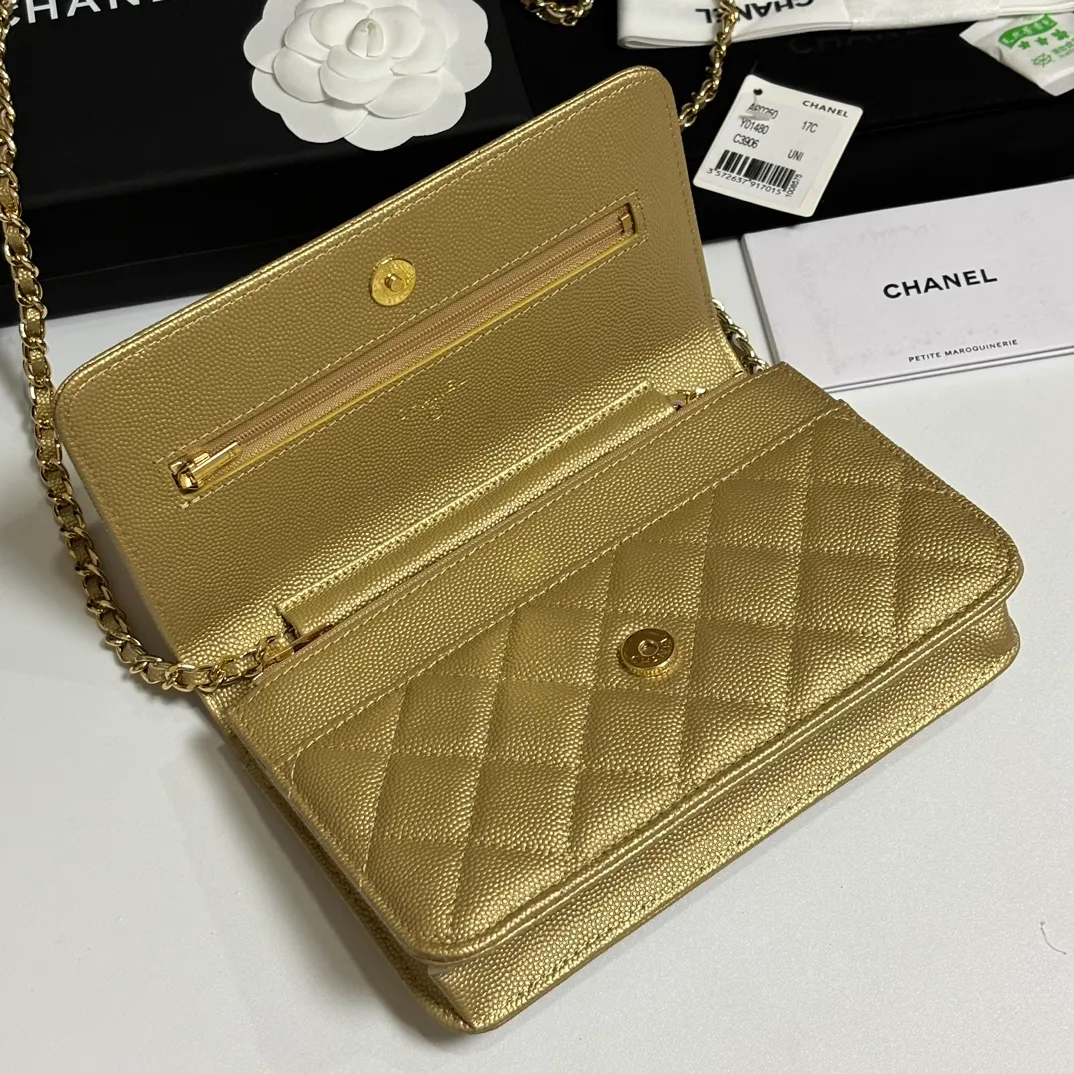 💰640 upgraded version of CHANE WOC chain bag💦Model number Ap500! ! ! Different from the previous classics, the current model uses suction buckles, which is more convenient.... One piece of leather to the end [Color] [Color] [Color] Top leather hardware, original quality! The details are so beautiful and the complete package! Size 19.5*12*3.5cm