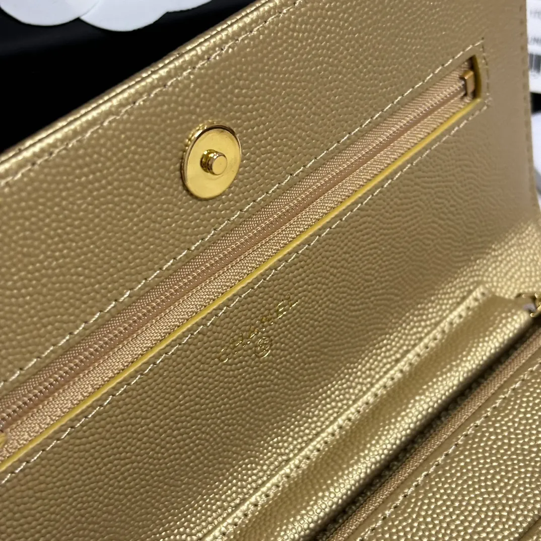 💰640 upgraded version of CHANE WOC chain bag💦Model number Ap500! ! ! Different from the previous classics, the current model uses suction buckles, which is more convenient.... One piece of leather to the end [Color] [Color] [Color] Top leather hardware, original quality! The details are so beautiful and the complete package! Size 19.5*12*3.5cm