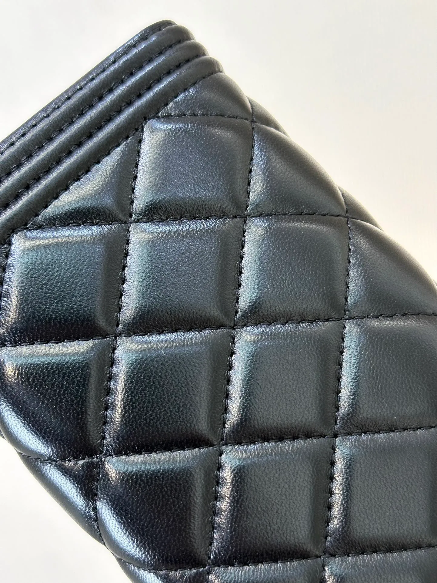 80286 Sheepskin real shot, you can experience it, high-end texture experience! The level of detail is perfect. The bag is made of lambskin fabric imported from Italy, ensuring that every rhombus is full and consistent! The rhombus patterns of the bags are all made using imported computer machines, ensuring 100% perfection and zero error!