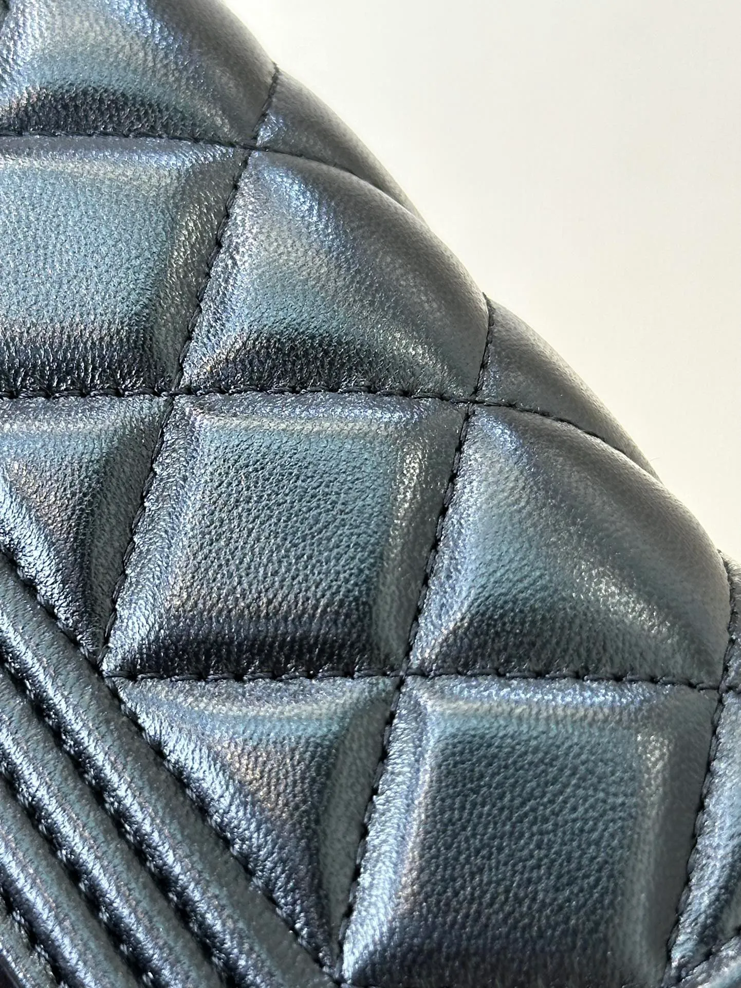 80286 Sheepskin real shot, you can experience it, high-end texture experience! The level of detail is perfect. The bag is made of lambskin fabric imported from Italy, ensuring that every rhombus is full and consistent! The rhombus patterns of the bags are all made using imported computer machines, ensuring 100% perfection and zero error!