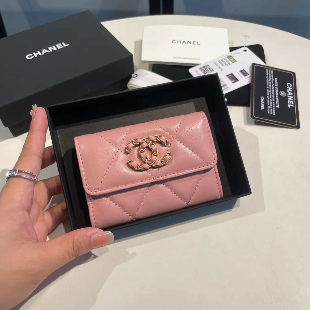 💰300😊Upgraded version💋🆕Ohanel new color🆕The latest hijab card holder, the texture of goatskin is invincible 😼The 19 series that is mainly promoted this season is the big rhombus, with a strong retro style👝Is there anyone who wants to buy each color🧸 The logo is eye-catching and unique, the goatskin has a faint luster, and the temperament instantly ups and downs❣The fashionable style and style are also co-created by Karl and Viard. The first series launched by the new artistic director will be a key recommendation of the brand from this year to next year, conveying the essence of the brand, with a full set of packaging 1790🍃size: 8.5*11cm