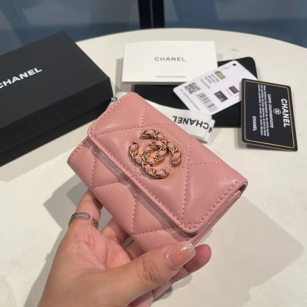 💰300😊Upgraded version💋🆕Ohanel new color🆕The latest hijab card holder, the texture of goatskin is invincible 😼The 19 series that is mainly promoted this season is the big rhombus, with a strong retro style👝Is there anyone who wants to buy each color🧸 The logo is eye-catching and unique, the goatskin has a faint luster, and the temperament instantly ups and downs❣The fashionable style and style are also co-created by Karl and Viard. The first series launched by the new artistic director will be a key recommendation of the brand from this year to next year, conveying the essence of the brand, with a full set of packaging 1790🍃size: 8.5*11cm