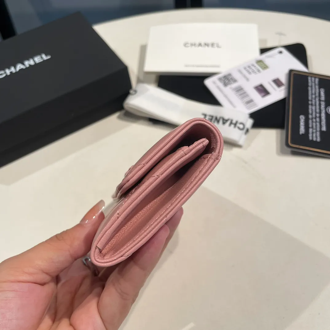 💰300😊Upgraded version💋🆕Ohanel new color🆕The latest hijab card holder, the texture of goatskin is invincible 😼The 19 series that is mainly promoted this season is the big rhombus, with a strong retro style👝Is there anyone who wants to buy each color🧸 The logo is eye-catching and unique, the goatskin has a faint luster, and the temperament instantly ups and downs❣The fashionable style and style are also co-created by Karl and Viard. The first series launched by the new artistic director will be a key recommendation of the brand from this year to next year, conveying the essence of the brand, with a full set of packaging 1790🍃size: 8.5*11cm