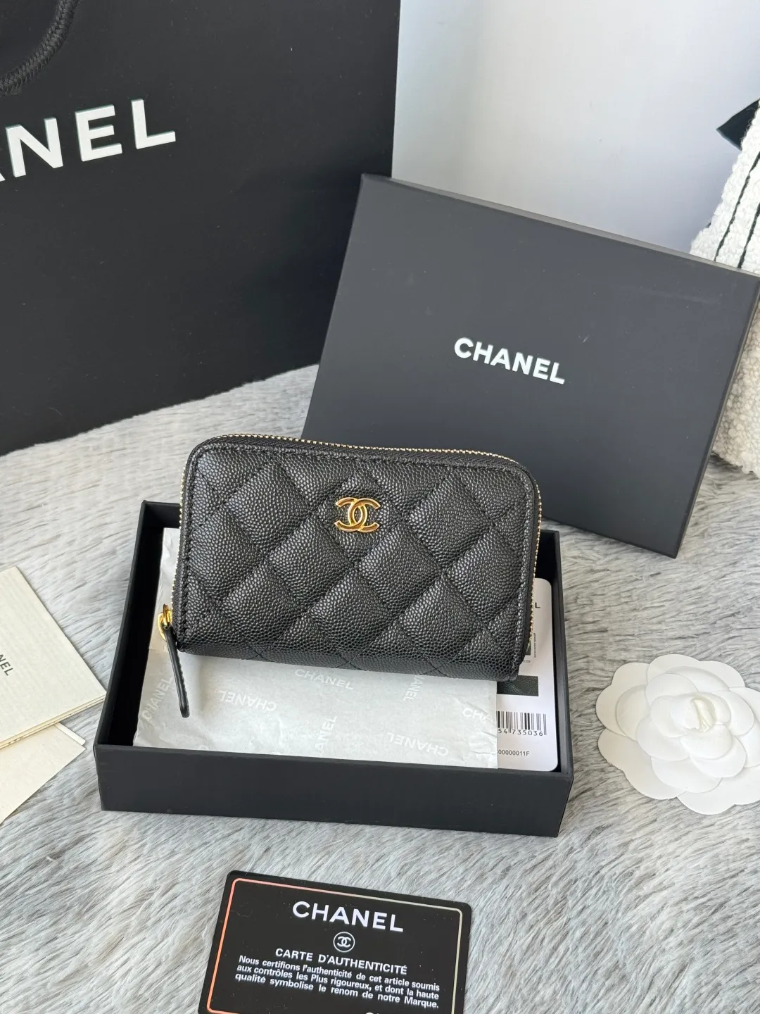 Medium size 💰360💰 finally arrived, chanel 25c oversized zipper bag with zipper inside. First place to eat melon. Large black gold cow coin purse with inner zipper. Made of caviar cowhide. Ginza sa is great. Enthusiastic and patient. I picked up a bunch of black gold card holders. There are several popular coin purses. I went for the L-shaped zipper coin purse. I tried it on the spot. My nails are a little difficult to insert cards. The 25c model is enlarged and looks great. The upgraded version is very practical. Buy it quickly! chanel25c chanel coin purse chanel card holder card holder recommended zipper coin purse chanel number: 3686 (0112) 25c size: 12*5cmx8cmx2cm