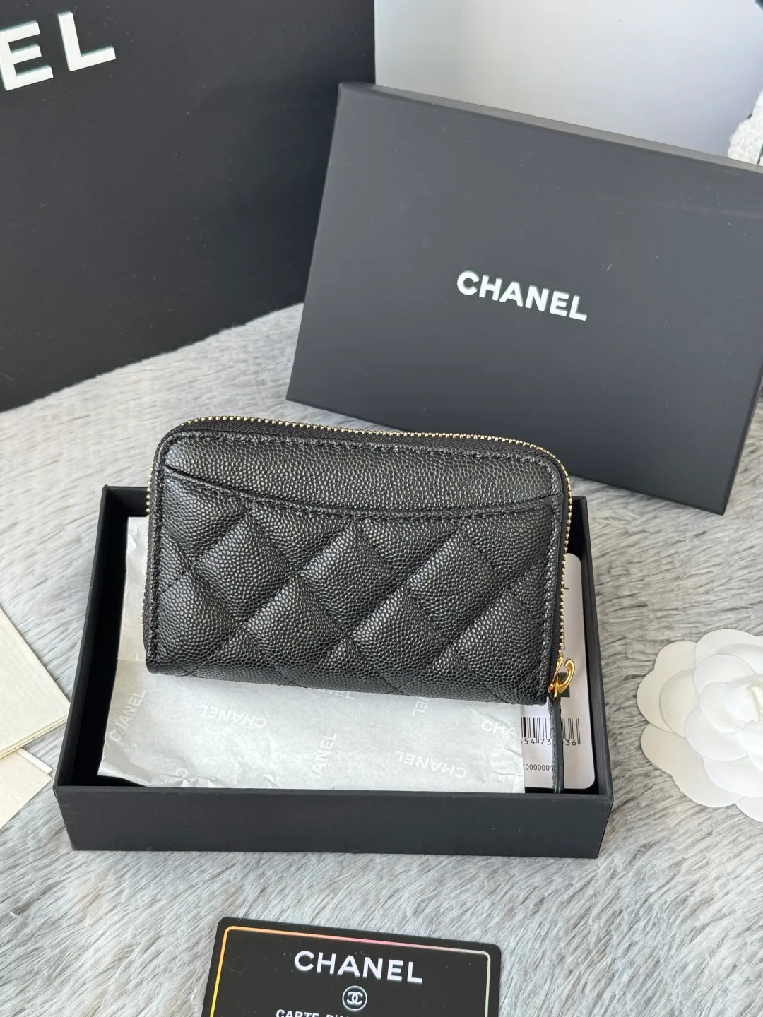 Medium size 💰360💰 finally arrived, chanel 25c oversized zipper bag with zipper inside. First place to eat melon. Large black gold cow coin purse with inner zipper. Made of caviar cowhide. Ginza sa is great. Enthusiastic and patient. I picked up a bunch of black gold card holders. There are several popular coin purses. I went for the L-shaped zipper coin purse. I tried it on the spot. My nails are a little difficult to insert cards. The 25c model is enlarged and looks great. The upgraded version is very practical. Buy it quickly! chanel25c chanel coin purse chanel card holder card holder recommended zipper coin purse chanel number: 3686 (0112) 25c size: 12*5cmx8cmx2cm